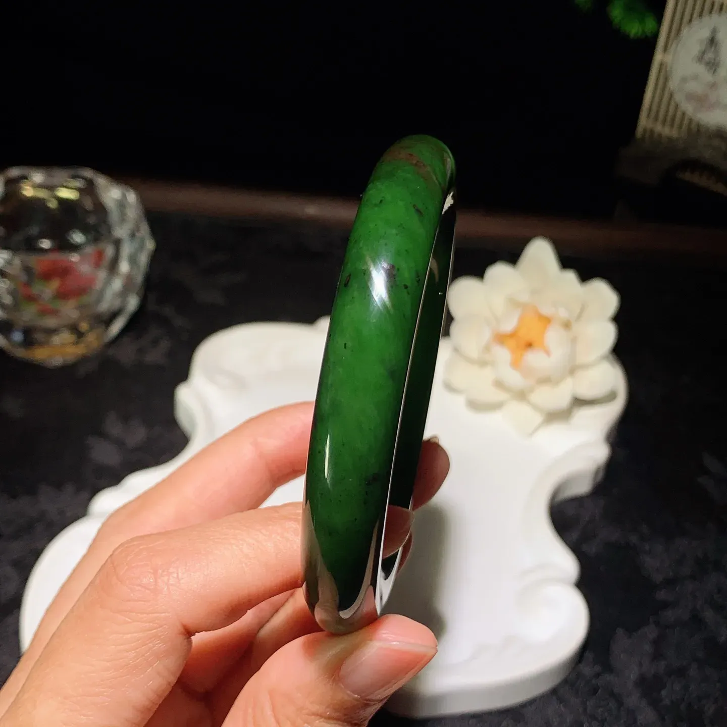 59圈口 和田玉菠菜绿红皮料俄罗斯碧玉圆条手镯 59圈口条宽11厚11重68克。玉质细腻油润。手推出油。佩戴高端典雅。lt260205