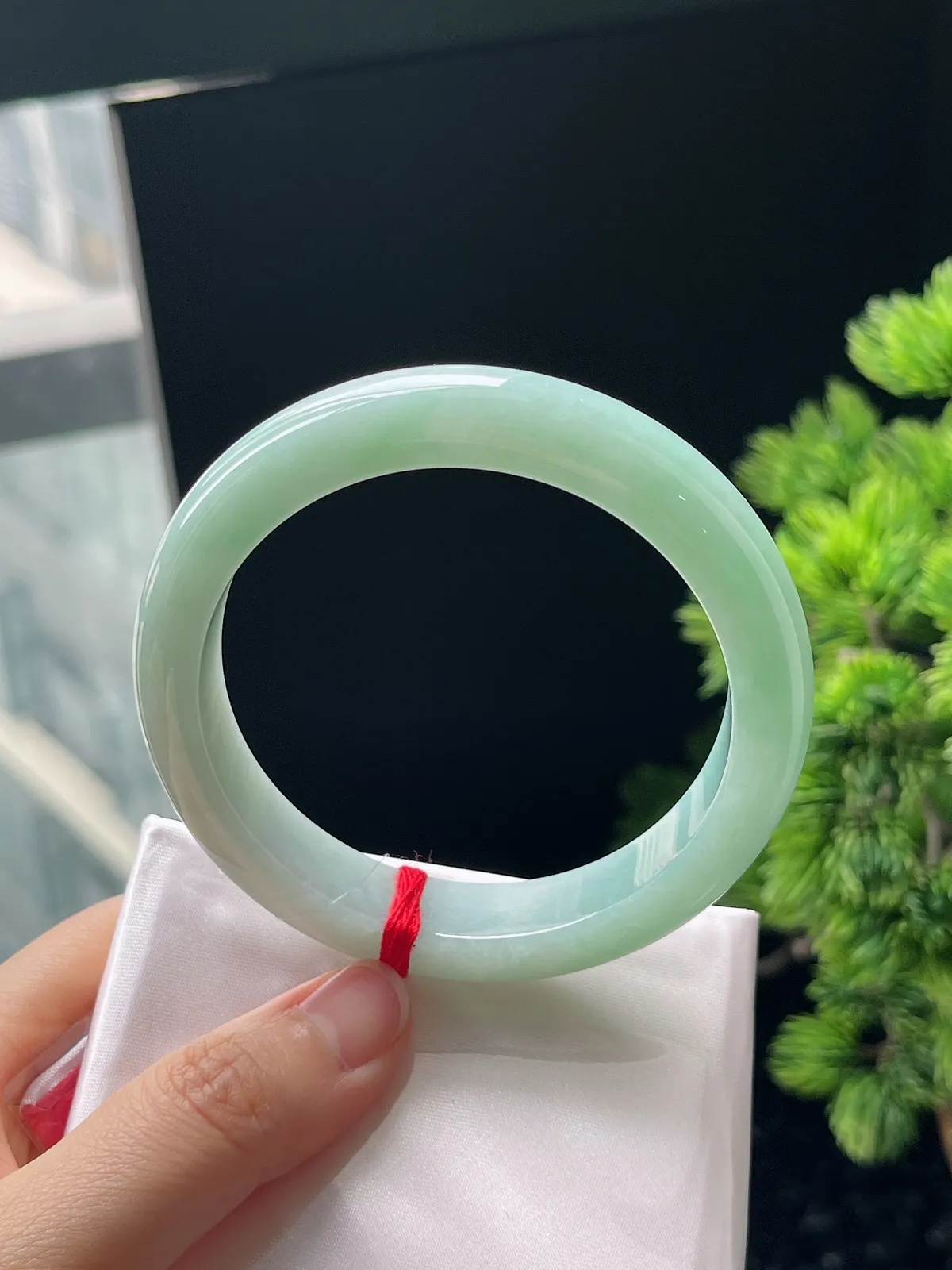 正圈58.8圈口，翡翠糯化种淡绿色手镯