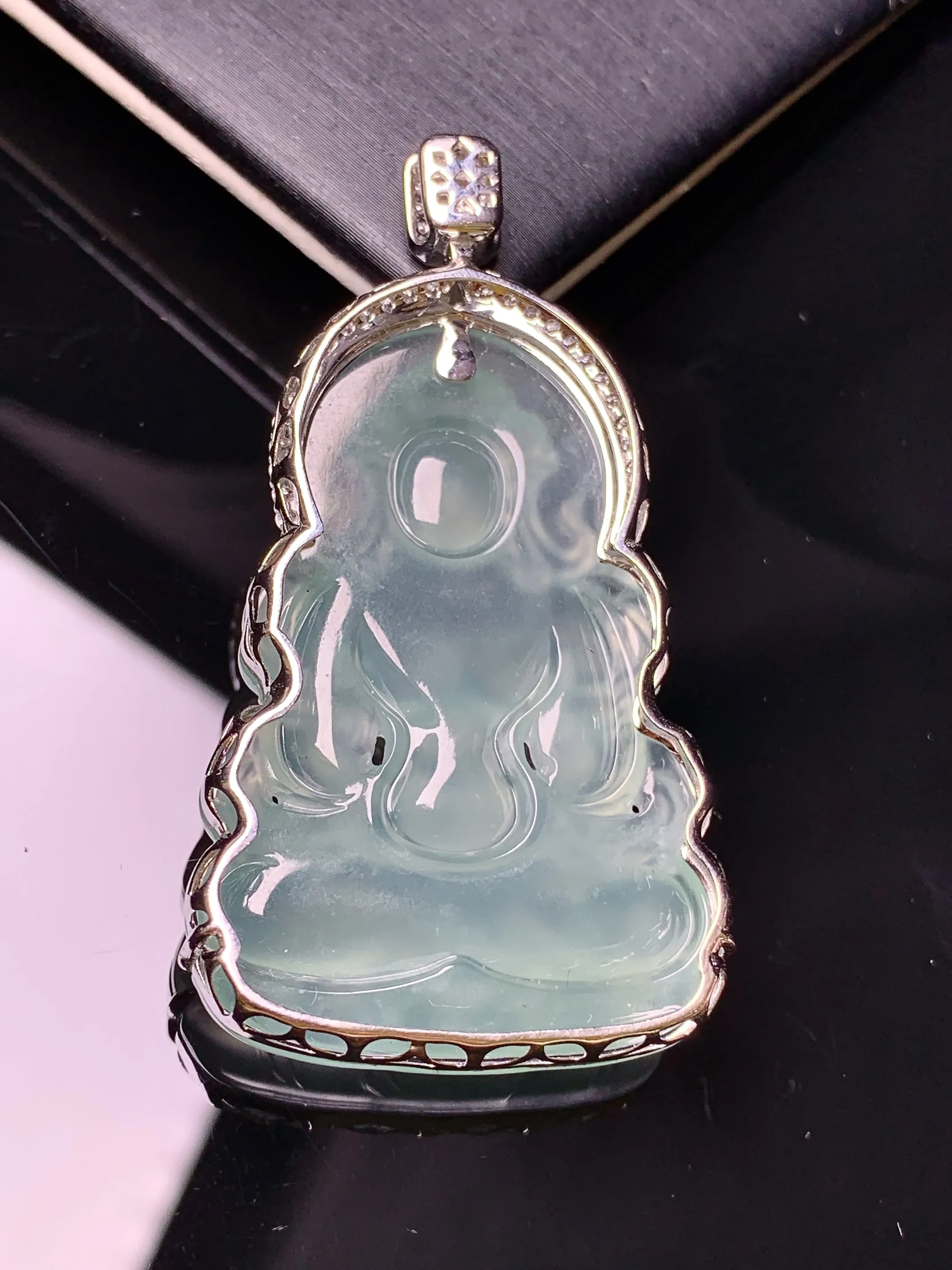 18k金钻镶嵌冰种度母观音吊坠 玉质细腻  色泽清新艳丽 整体尺寸52.8*28.5*9