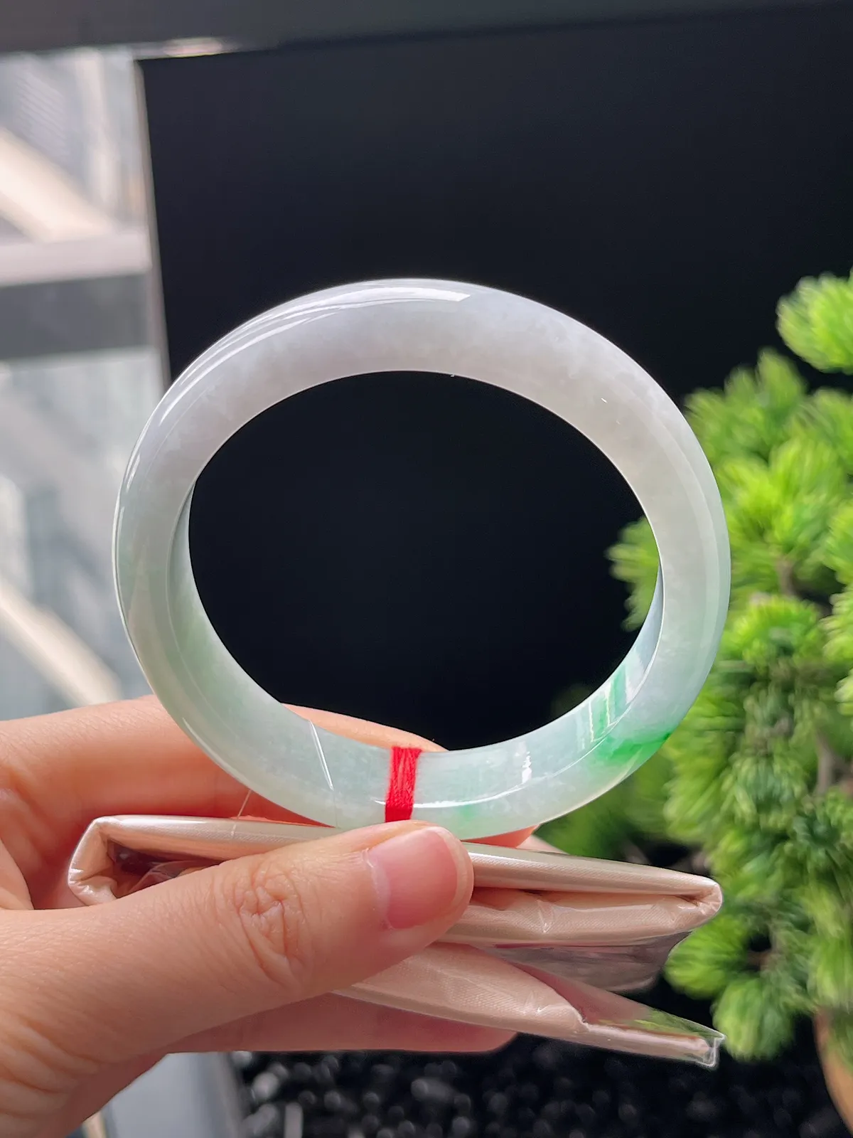 正圈57.6圈口，翡翠糯化种飘绿手镯