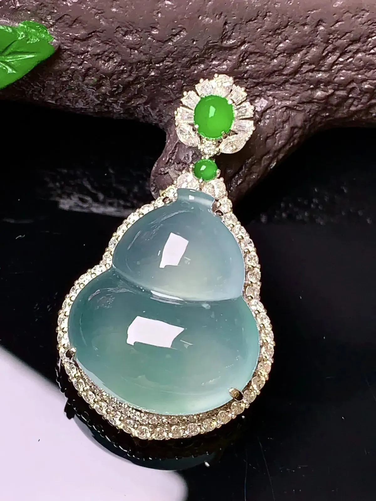 18k金钻镶嵌冰种葫芦吊坠 玉质细腻 色泽清新艳丽  整体尺寸34.5*20.5*10.8