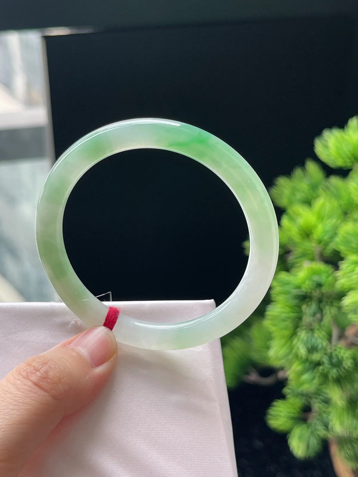 圆镯51.2圈口，翡翠冰糯种淡绿色细圆条手镯