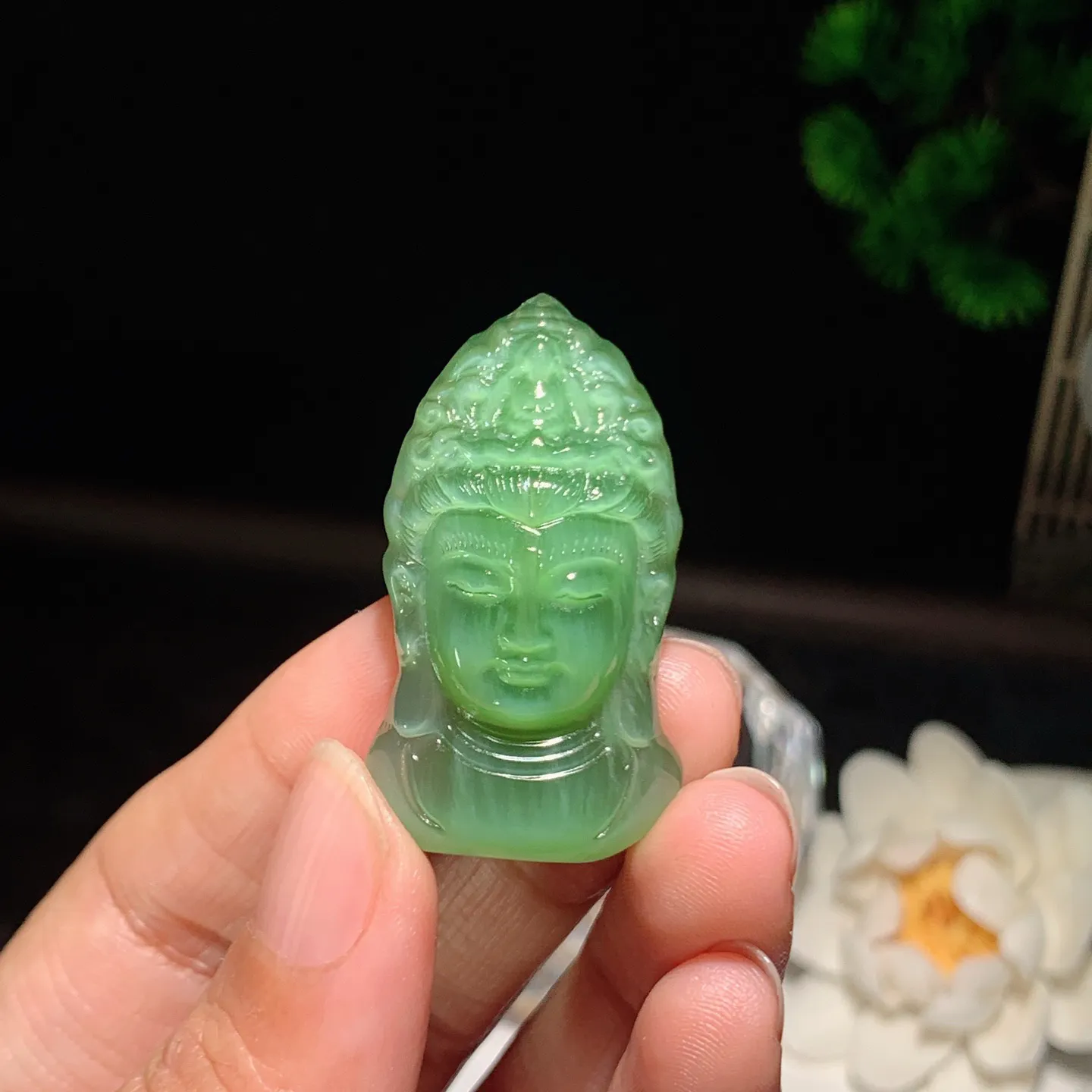 和田玉阳绿猫眼俄罗斯碧玉观音头挂件 尺寸40/21/11重13.7克。玉质细腻油润。手推出油。佩戴高