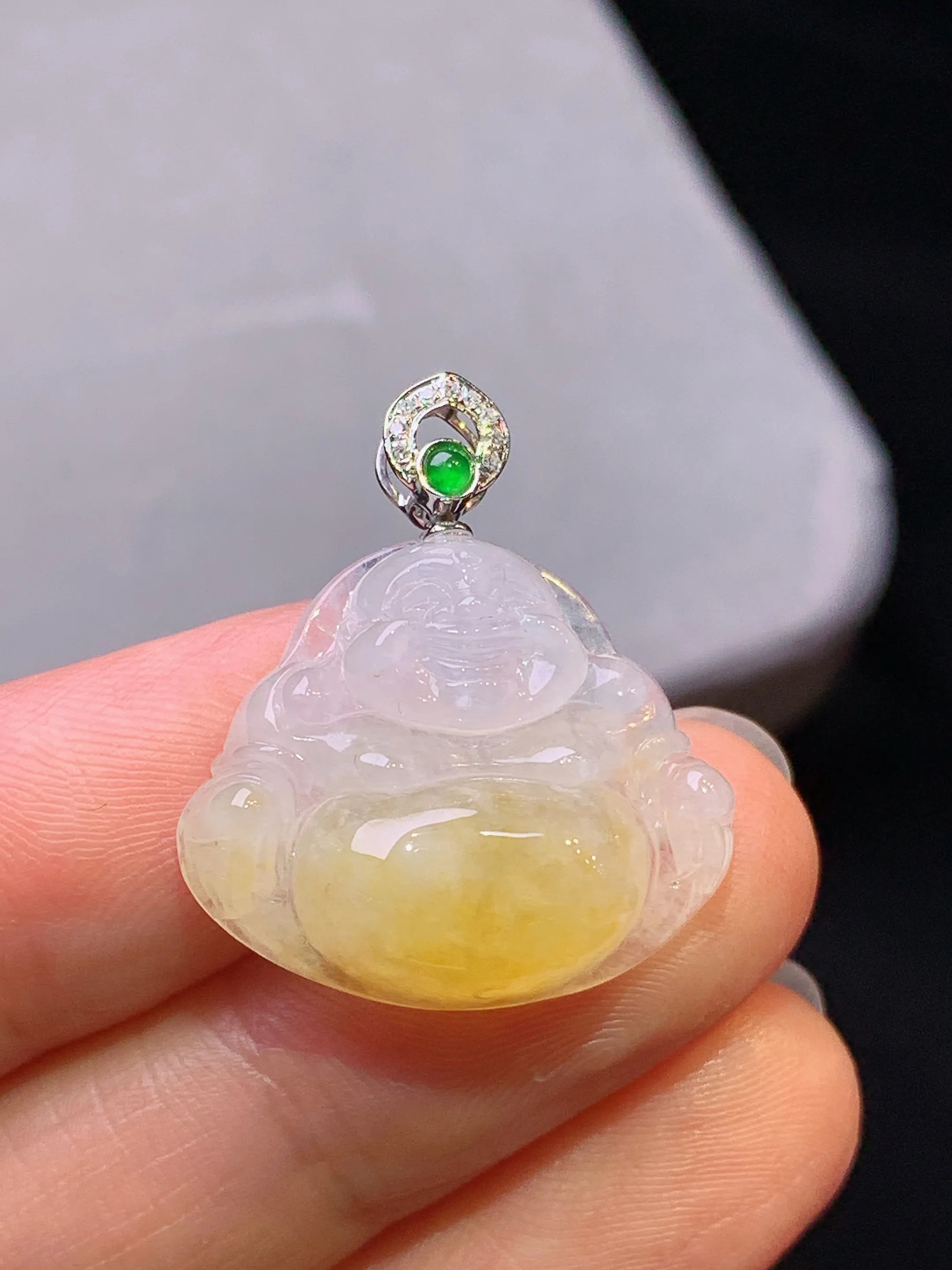 18k金钻镶嵌飘黄翡佛公吊坠 玉质细腻 色泽艳丽清新 整体尺寸25.5*22.5*6.5