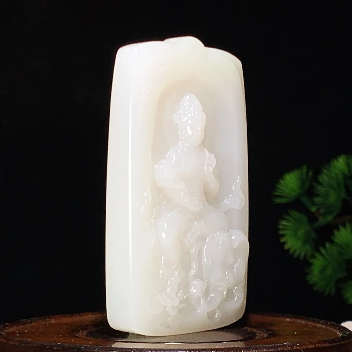 新疆和田玉白玉羊脂白翠青普贤菩萨牌子挂件 尺寸73/43/11重81克。玉质细腻油润。手推出油。品相大气 lt260204