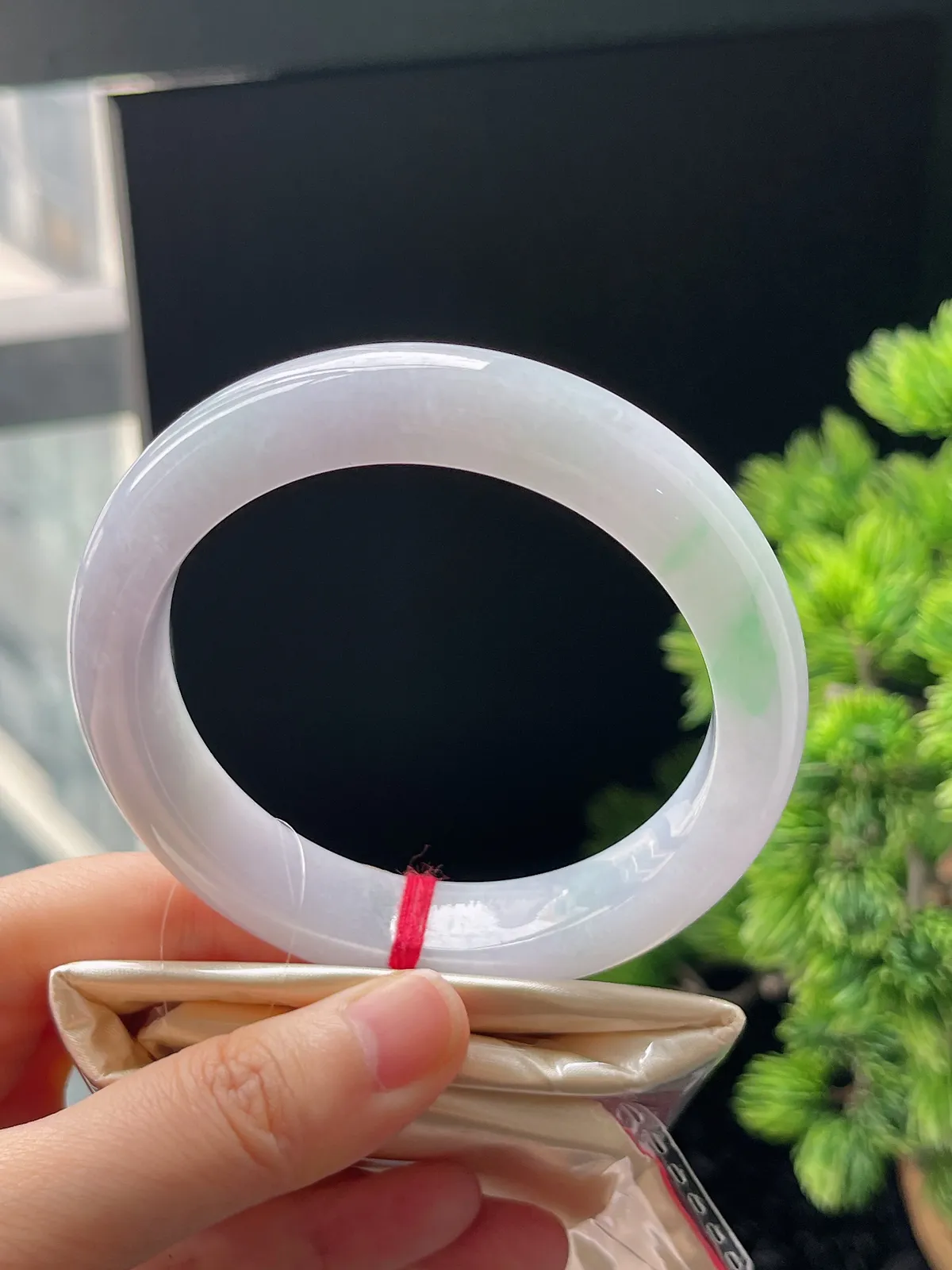 正圈59.8圈口，翡翠冰糯种淡紫底飘绿手镯