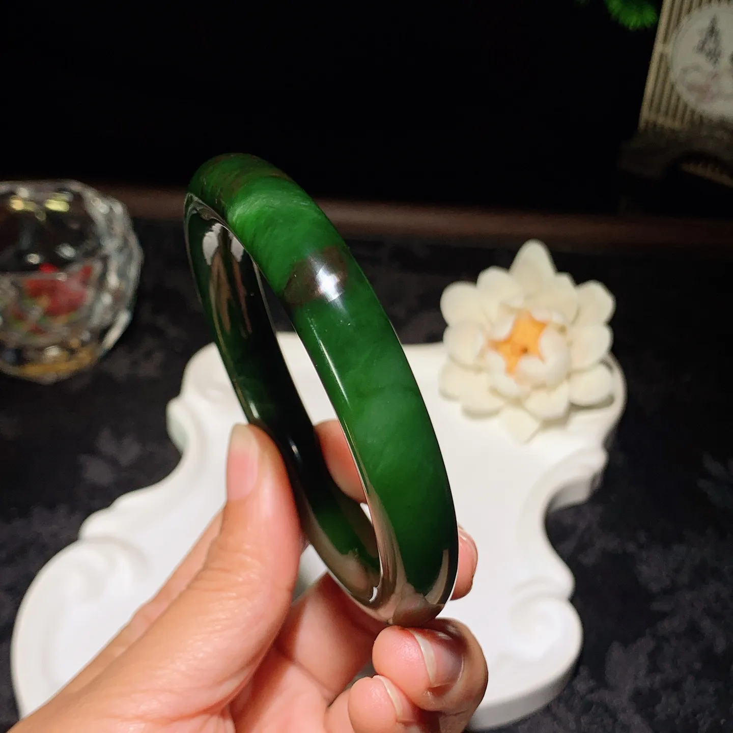 59圈口 和田玉菠菜绿红皮料俄罗斯碧玉圆条手镯 59圈口条宽11厚11重68克。玉质细腻油润。手推出油。佩戴高端典雅。lt260205