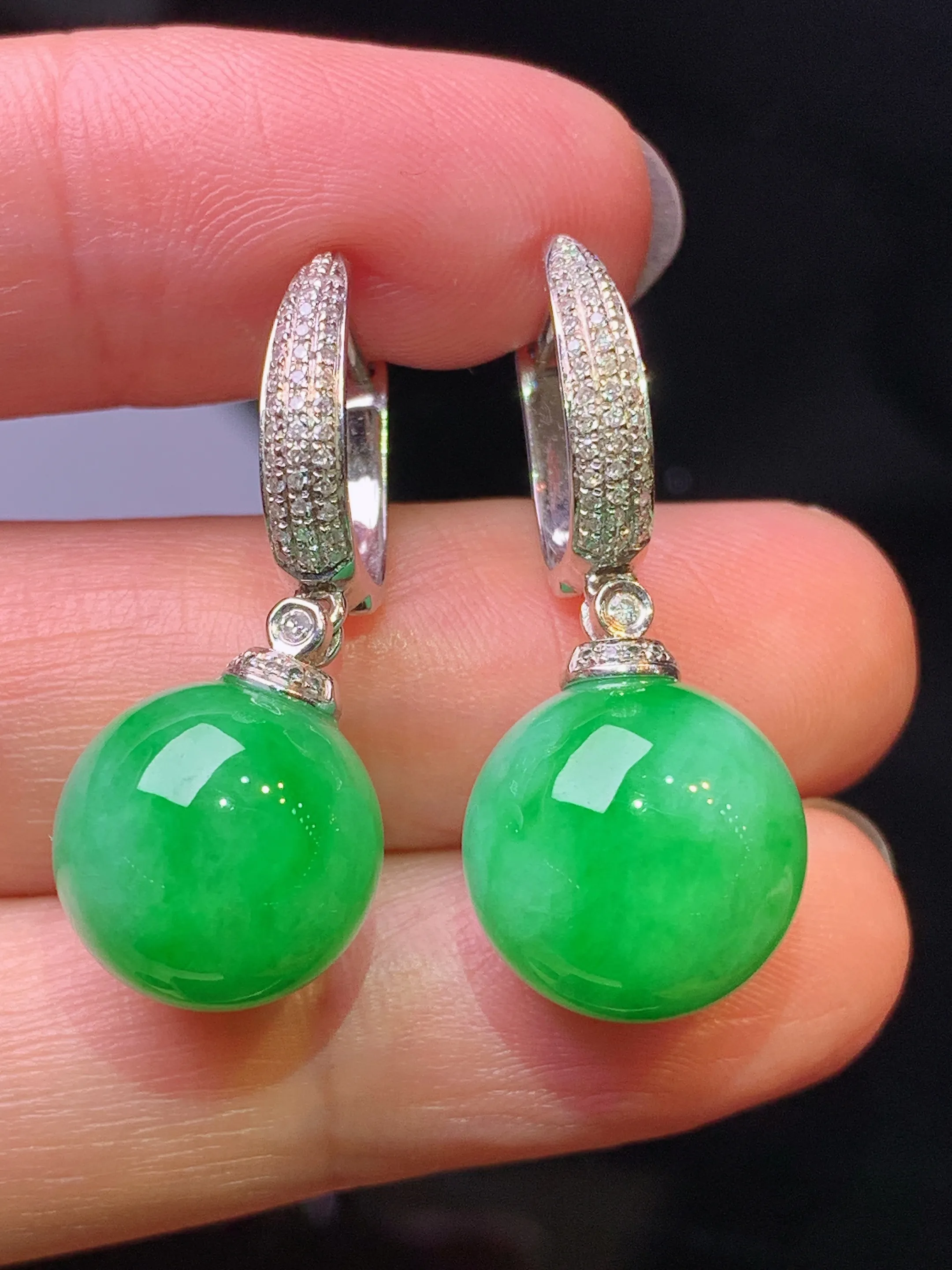 18k金钻镶嵌翠绿圆珠耳坠 玉质细腻 色泽艳丽清新 整体尺寸30*12.8