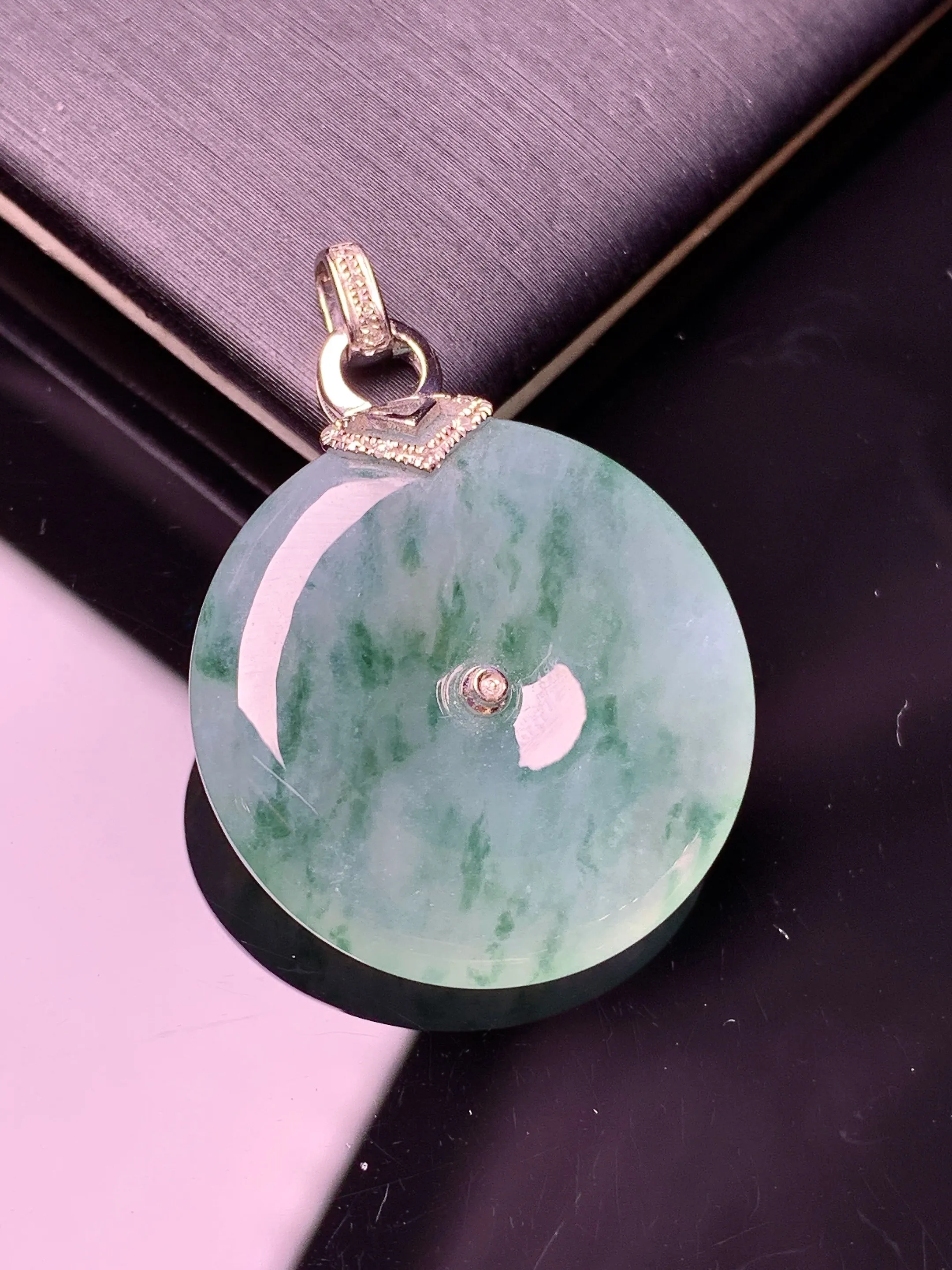 18k金钻镶嵌飘绿平安扣吊坠 玉质细腻  色泽清新艳丽 整体尺寸32.8*23.8*5.5