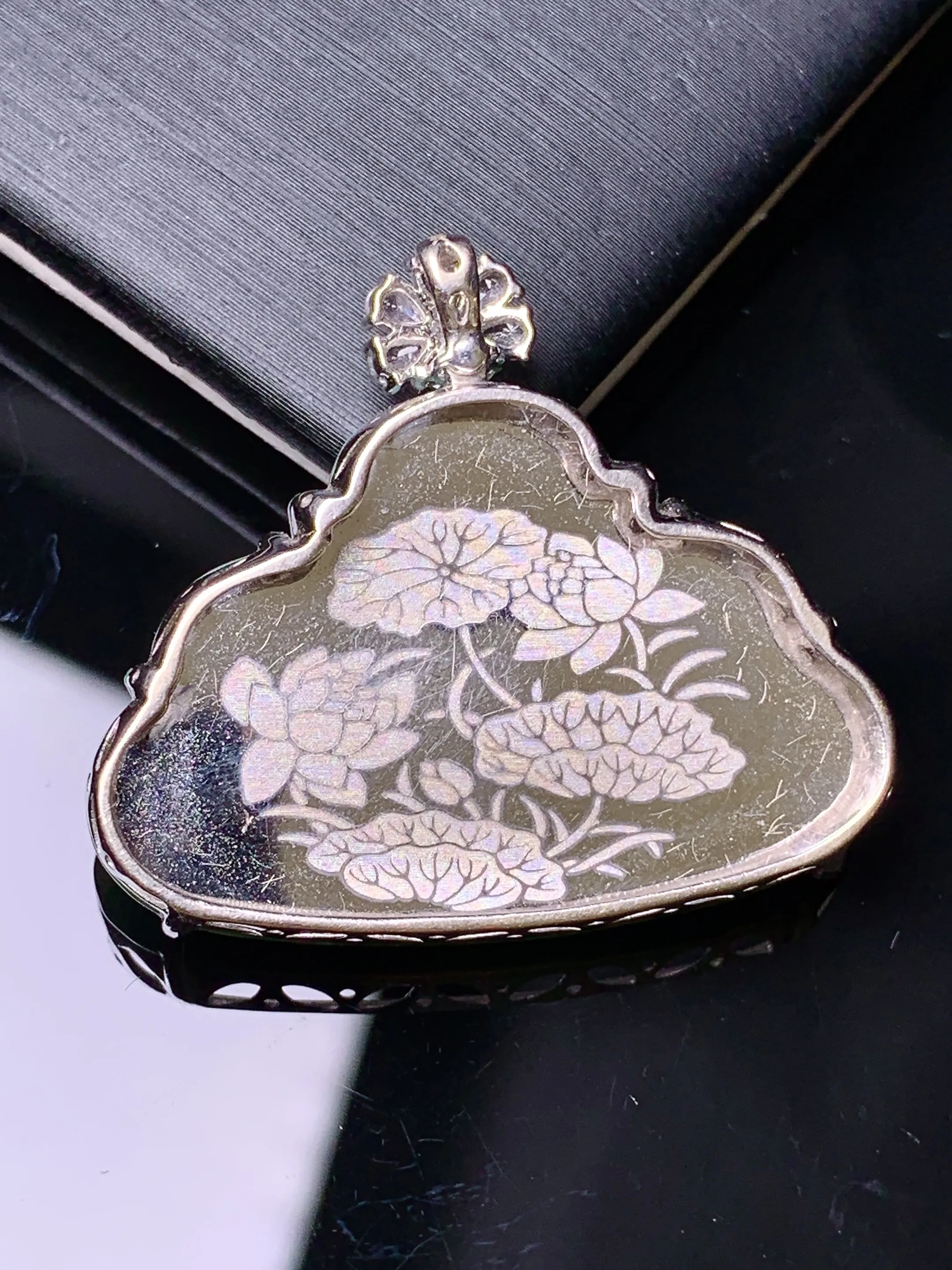 18k金钻镶嵌翠绿佛公吊坠 玉质细腻  色泽清新艳丽 整体尺寸28*32*5.3