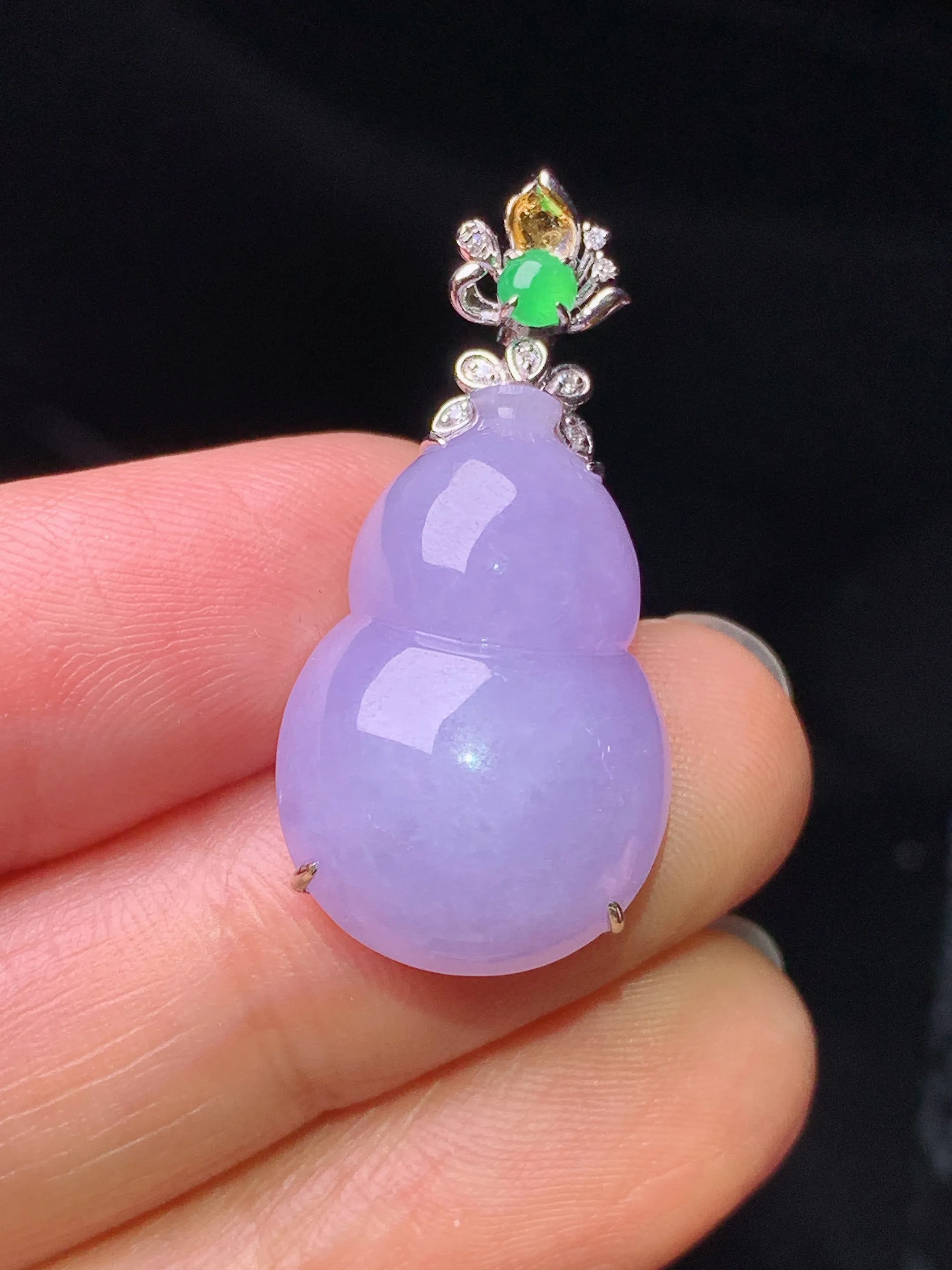 18k金钻镶嵌紫罗兰葫芦吊坠 玉质细腻  色泽清新艳丽 整体尺寸31*14.8*8