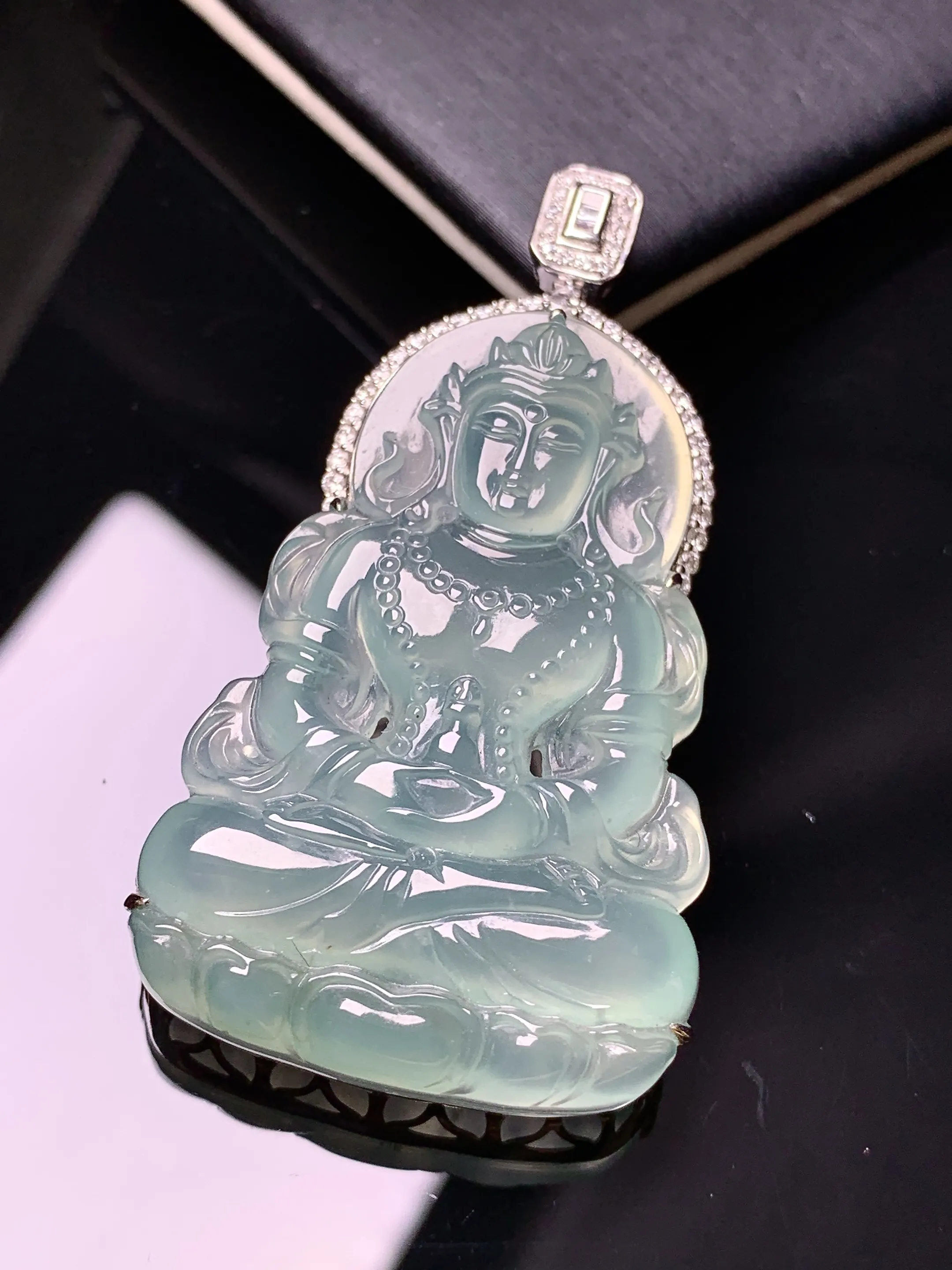 18k金钻镶嵌冰种度母观音吊坠 玉质细腻  色泽清新艳丽 整体尺寸52.8*28.5*9
