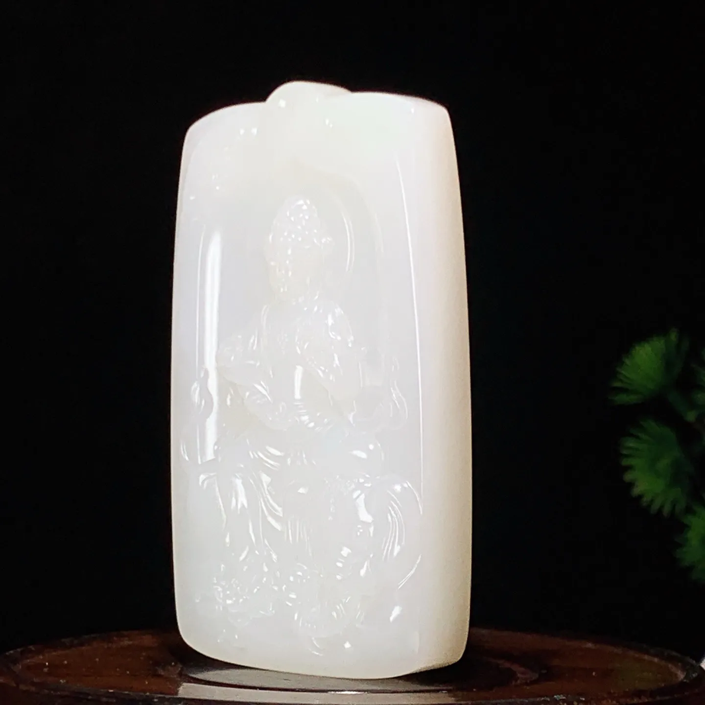 新疆和田玉白玉羊脂白翠青普贤菩萨牌子挂件 尺寸73/43/11重81克。玉质细腻油润。手推出油。品相