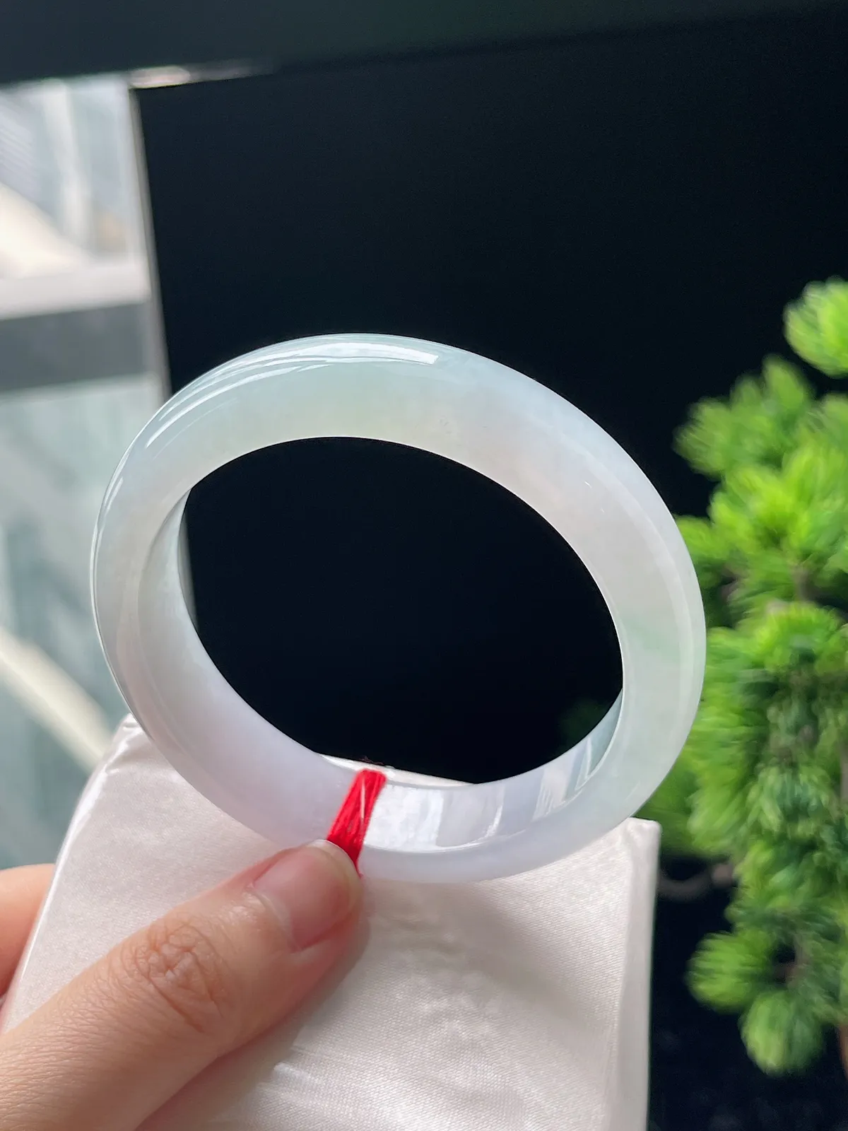 正圈57圈口，翡翠冰糯种淡绿色手镯