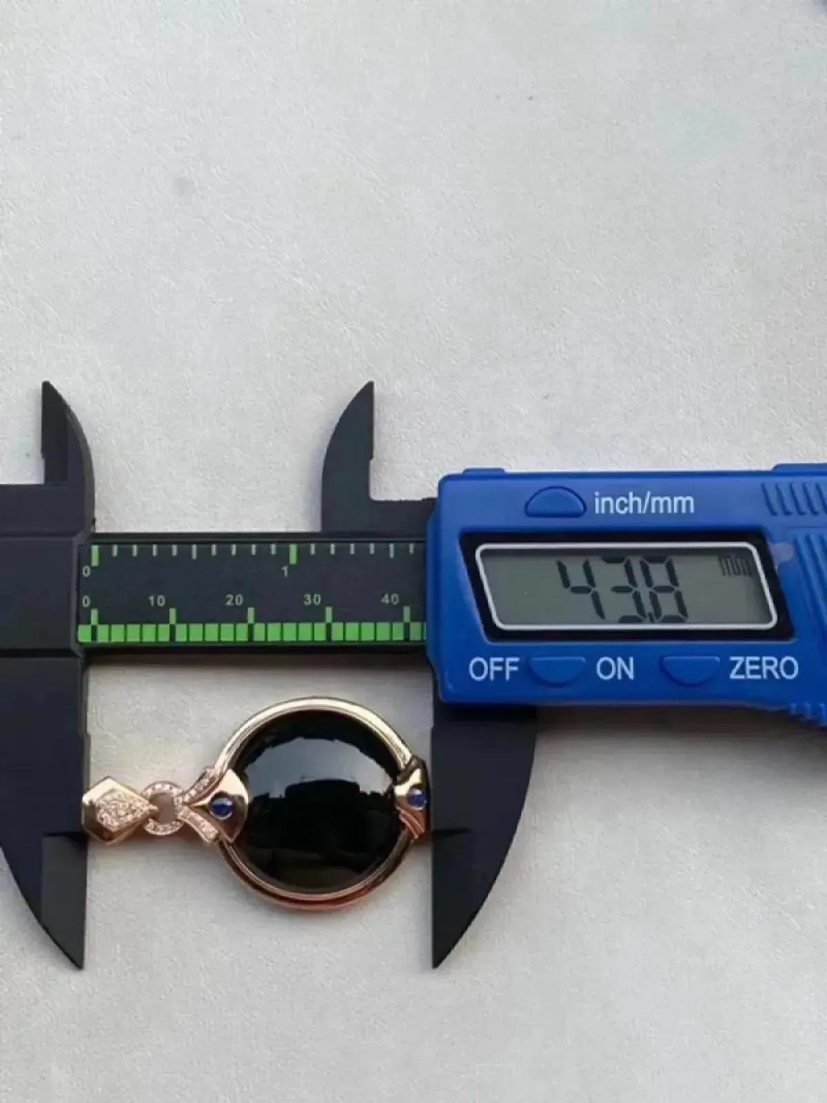 墨翠【大蛋面吊坠】18K金+南非钻镶嵌，细腻干净，黑度好、性价比高，雕工精湛，打灯透绿 裸石尺寸：24.2*