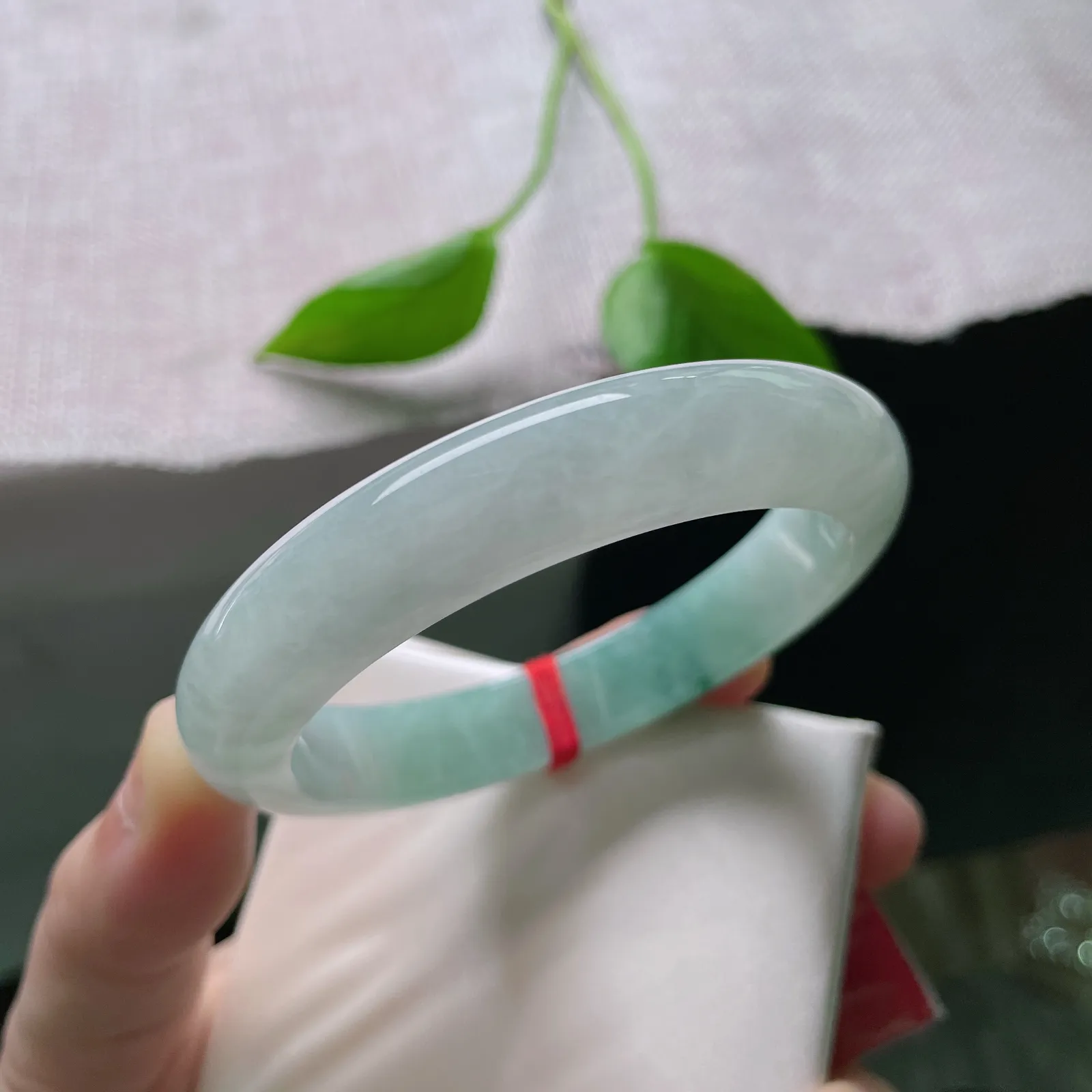 尺寸 57.6/12.2/8.8，飘花正圈，种老水足，清透质地衬得花形灵动。