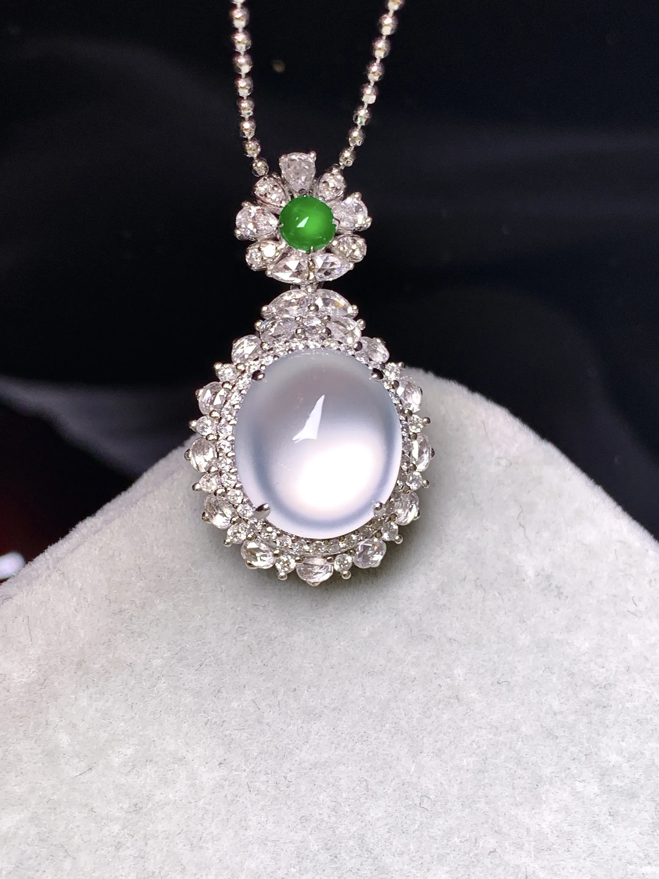 18k金钻镶嵌玻璃种蛋面吊坠 玉质细腻 色泽艳丽清新 整体尺寸26.8*15.5*12