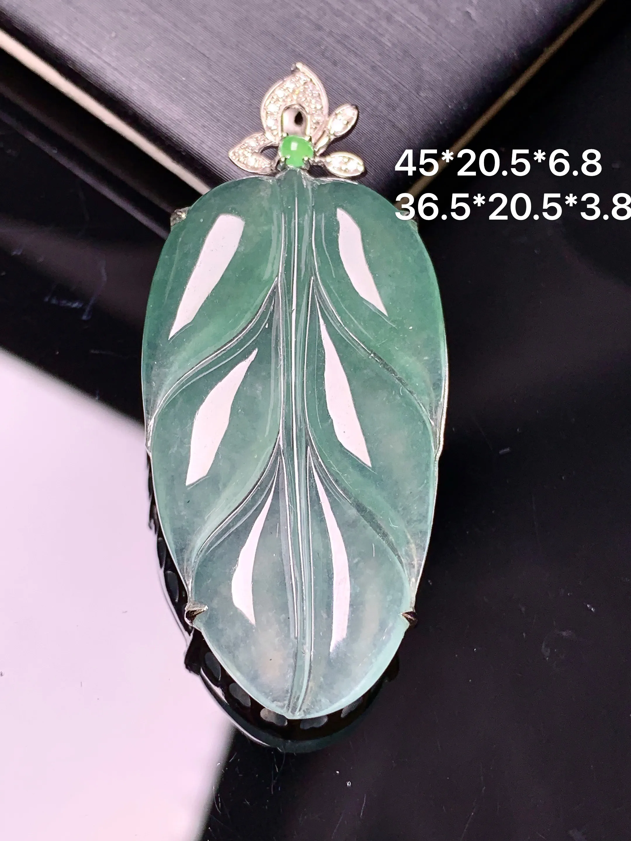 18k金钻镶嵌冰种树叶吊坠 玉质细腻  色泽清新艳丽 整体尺寸45*20.5*6.8