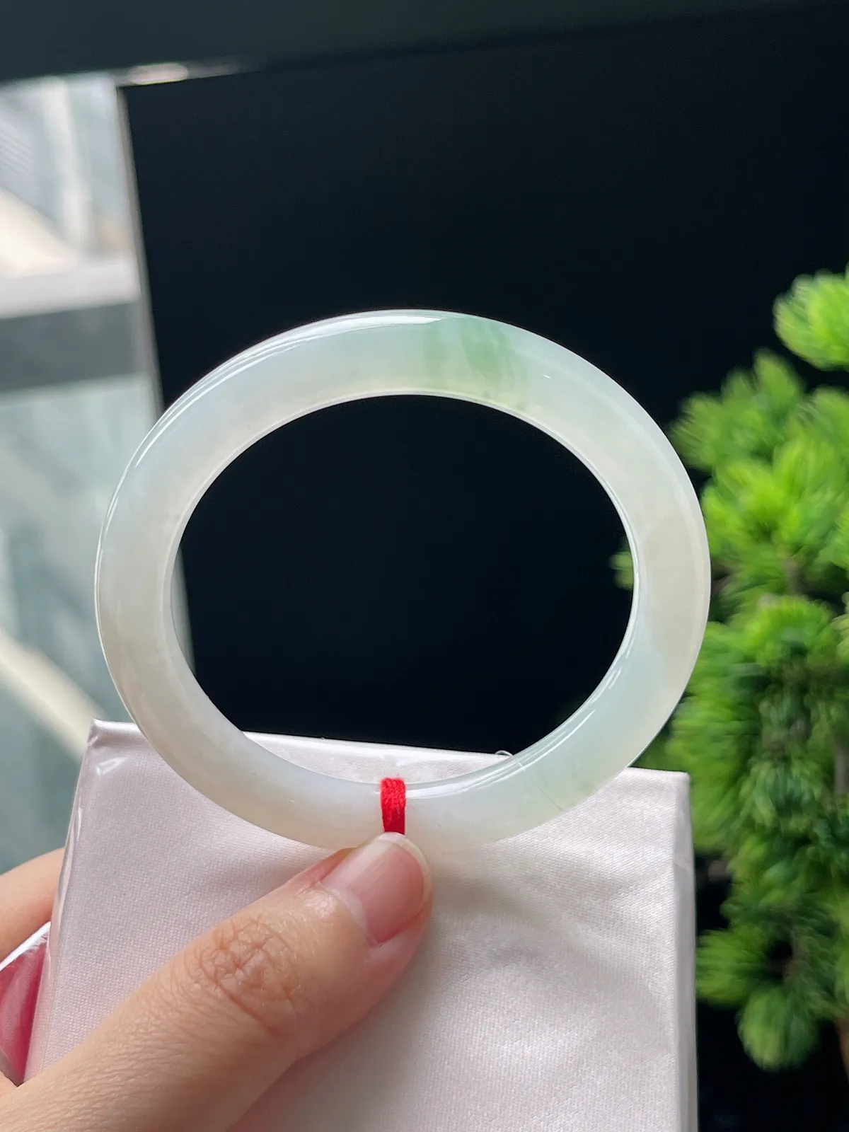 圆镯52圈口，翡翠冰糯种飘绿手镯