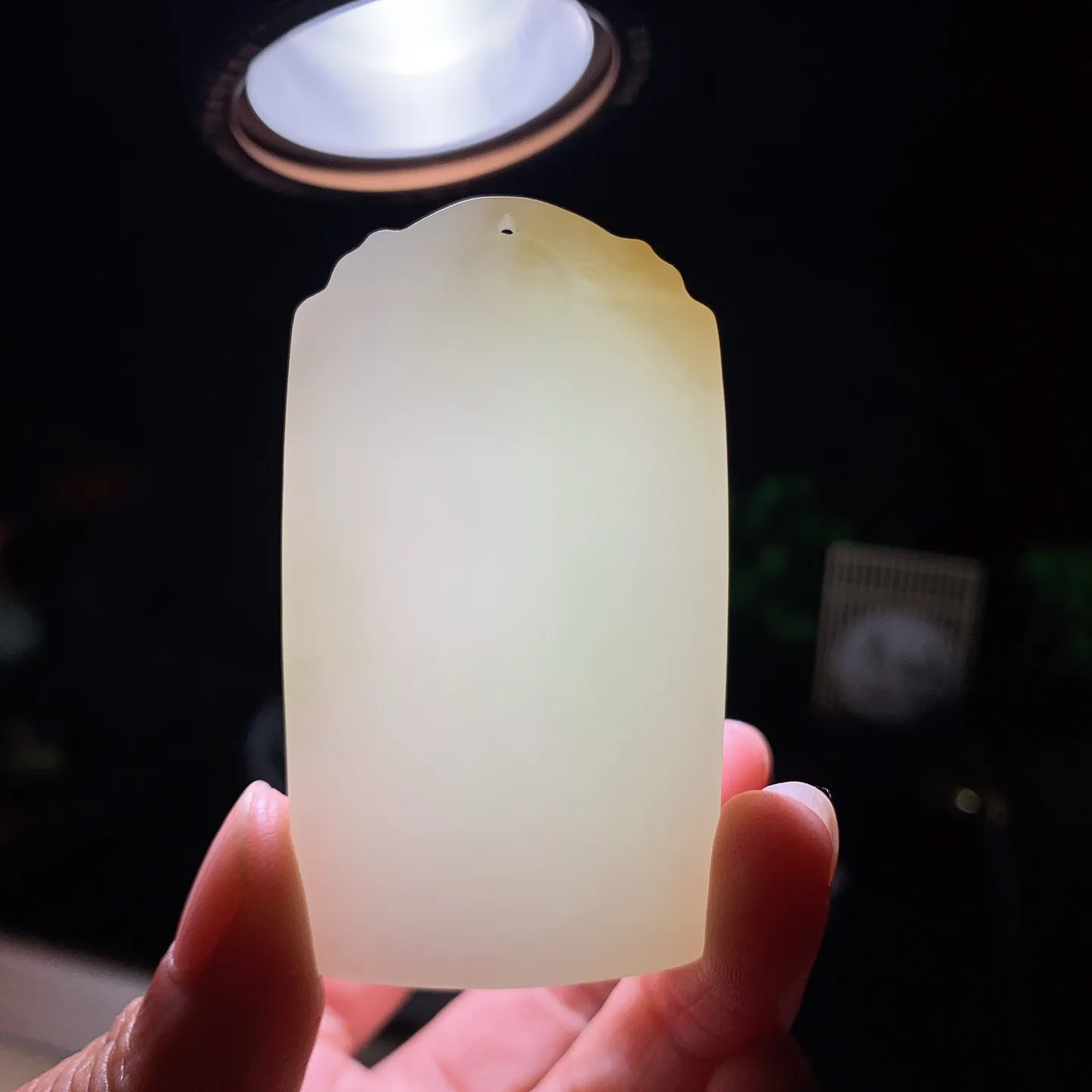 新疆和田玉翠青平安无事牌挂件 尺寸63/35/11重63克。玉质细腻油润。手推出油。品相大气 lt260204