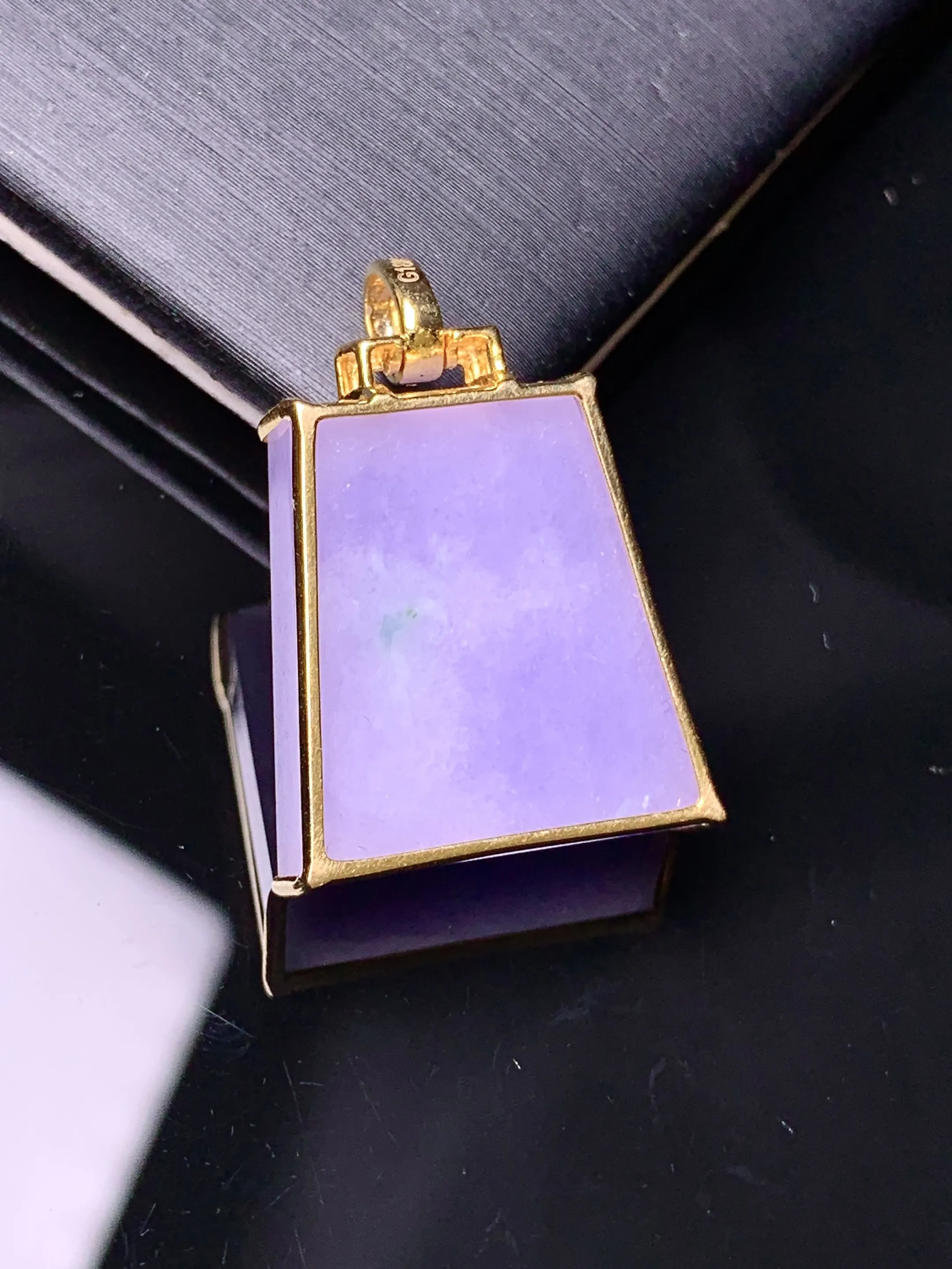 18k金钻镶嵌紫罗兰无事牌吊坠 玉质细腻 色泽艳丽清新 整体尺寸25.8*16.3*6