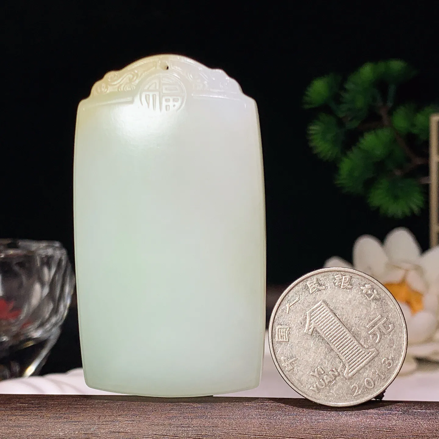 新疆和田玉翠青平安无事牌挂件 尺寸63/35/11重63克。玉质细腻油润。手推出油。品相大气 lt260204