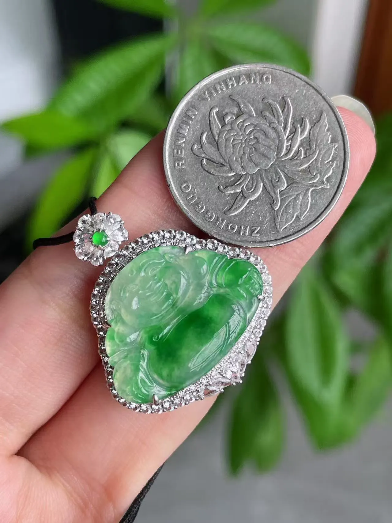 18K金豪镶冰阳绿佛公
尺寸29.6×26×8.5mm
裸石17×23.6×2.5mm
A18-463