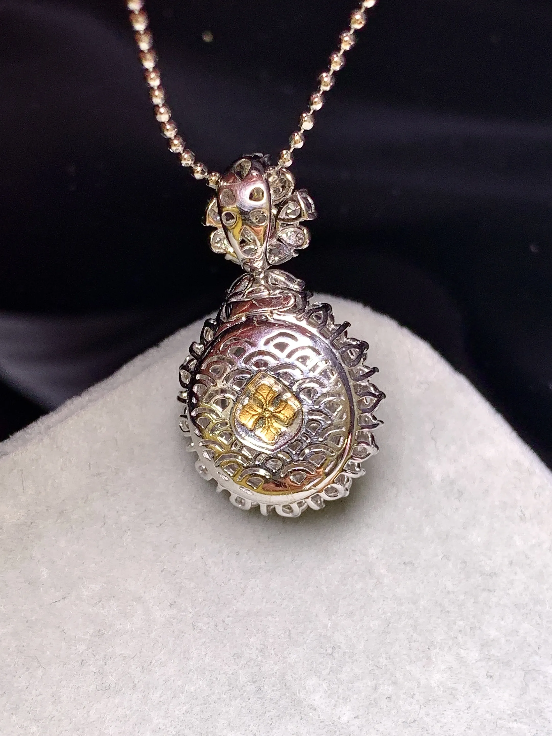 18k金钻镶嵌玻璃种蛋面吊坠 玉质细腻 色泽艳丽清新 整体尺寸26.8*15.5*12