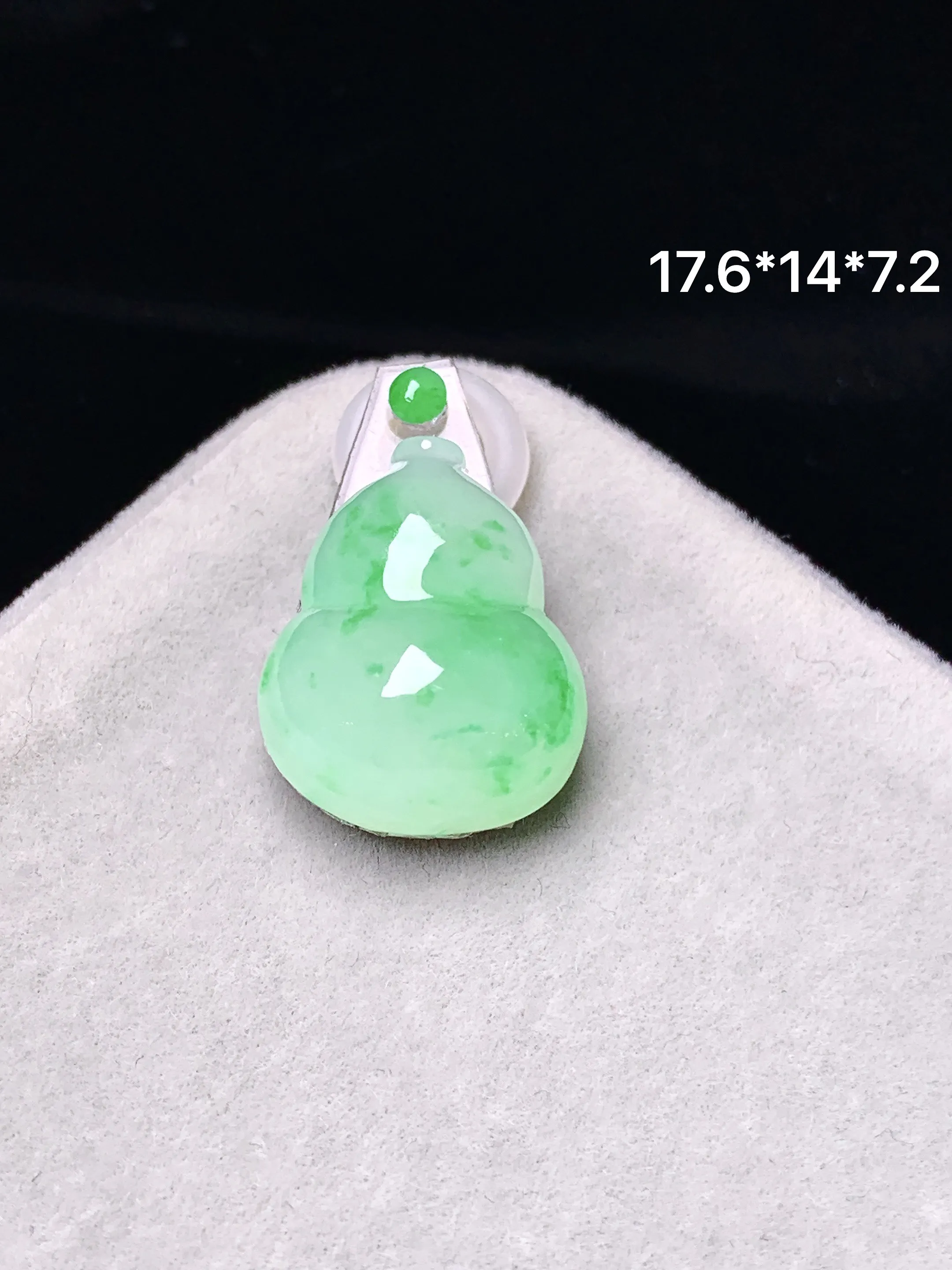 镶嵌款 翠绿葫芦吊坠 玉质细腻  色泽清新艳丽 整体尺寸17.6*14*7.2
