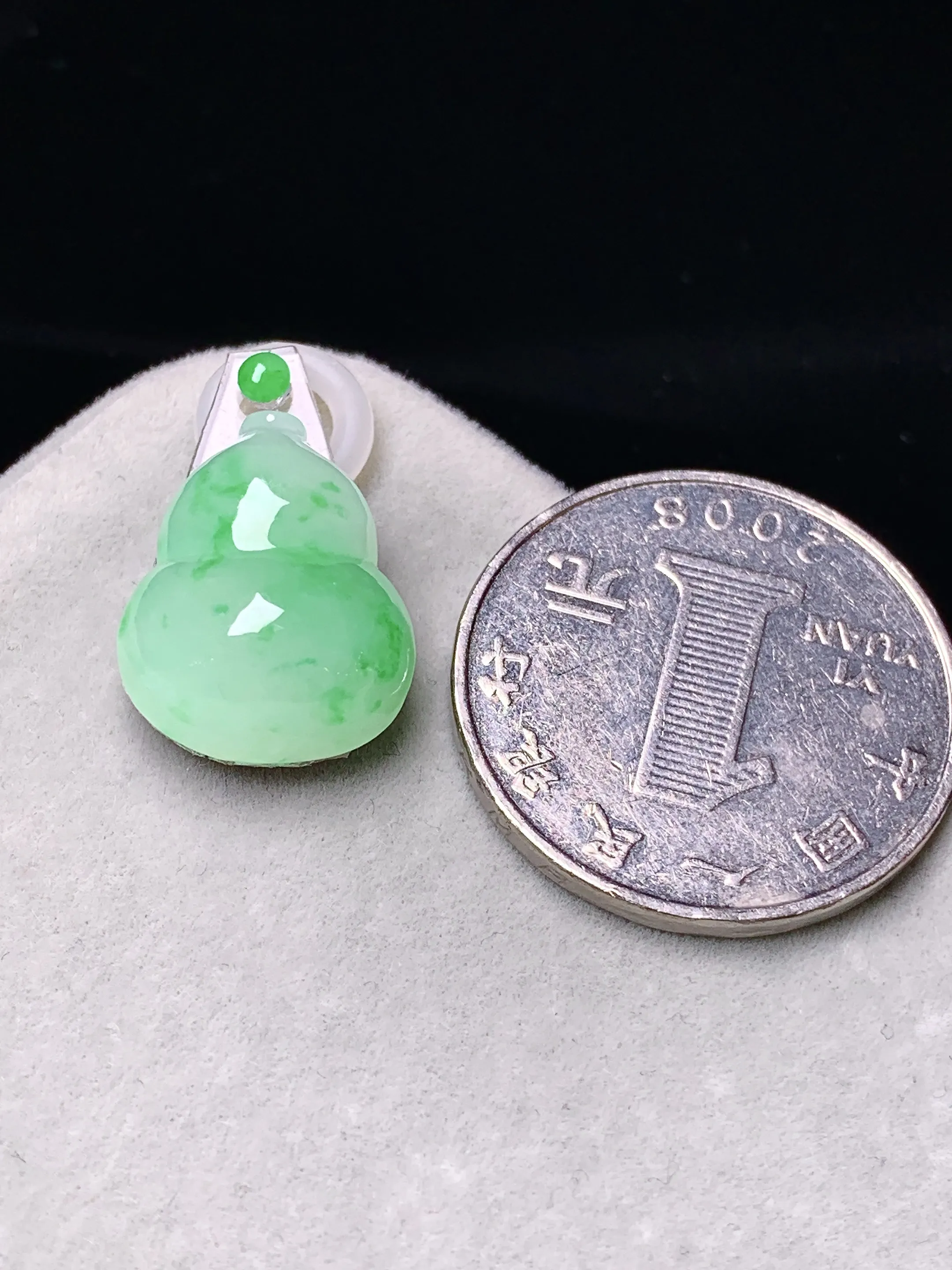 镶嵌款 翠绿葫芦吊坠 玉质细腻  色泽清新艳丽 整体尺寸17.6*14*7.2