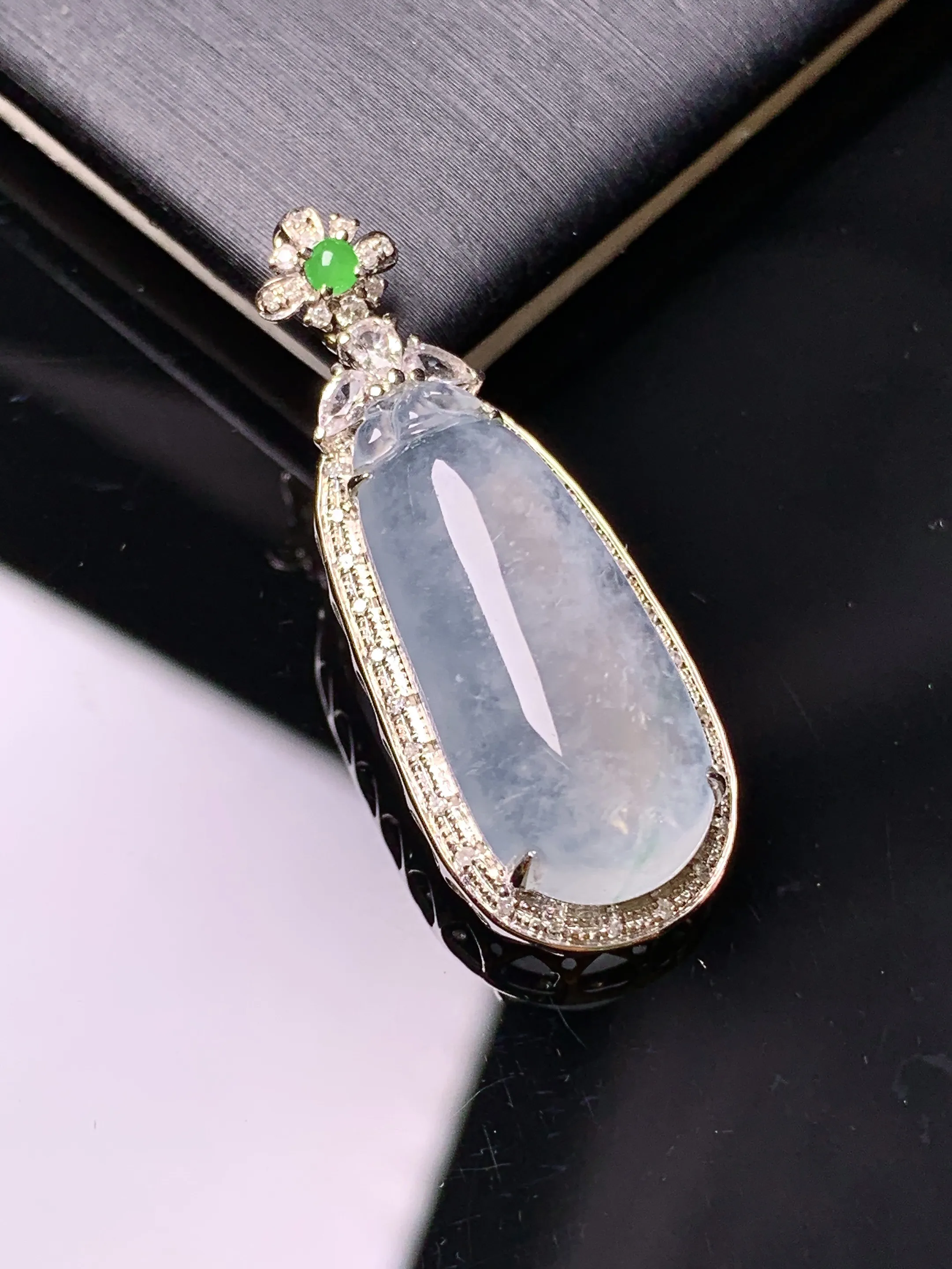 18k金钻镶嵌冰种福瓜吊坠 玉质细腻  色泽清新艳丽 整体尺寸33*12.8*8.2