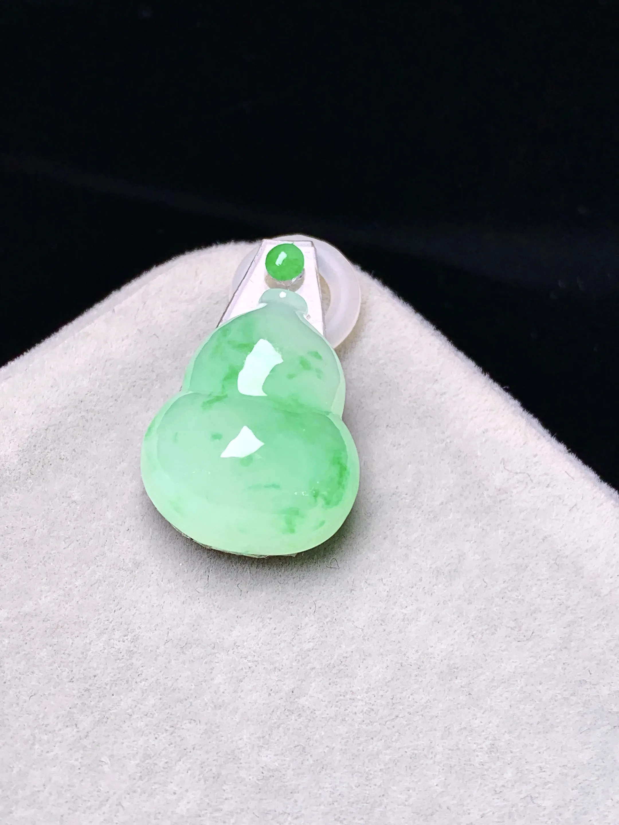 镶嵌款 翠绿葫芦吊坠 玉质细腻  色泽清新艳丽 整体尺寸17.6*14*7.2