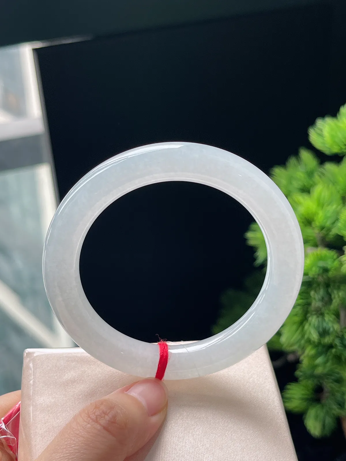 圆镯54.5圈口，翡翠冰糯种白色手镯