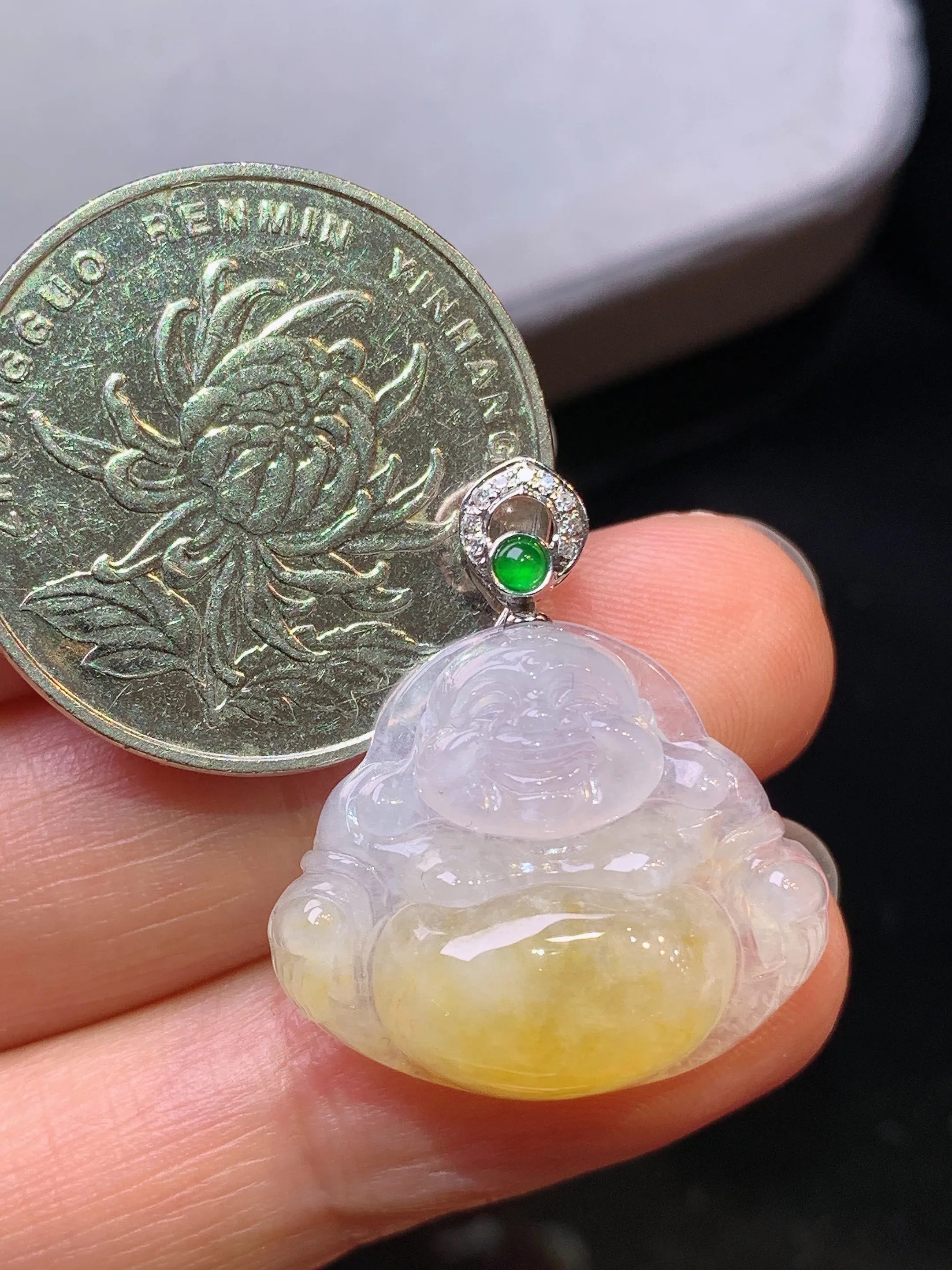 18k金钻镶嵌飘黄翡佛公吊坠 玉质细腻 色泽艳丽清新 整体尺寸25.5*22.5*6.5