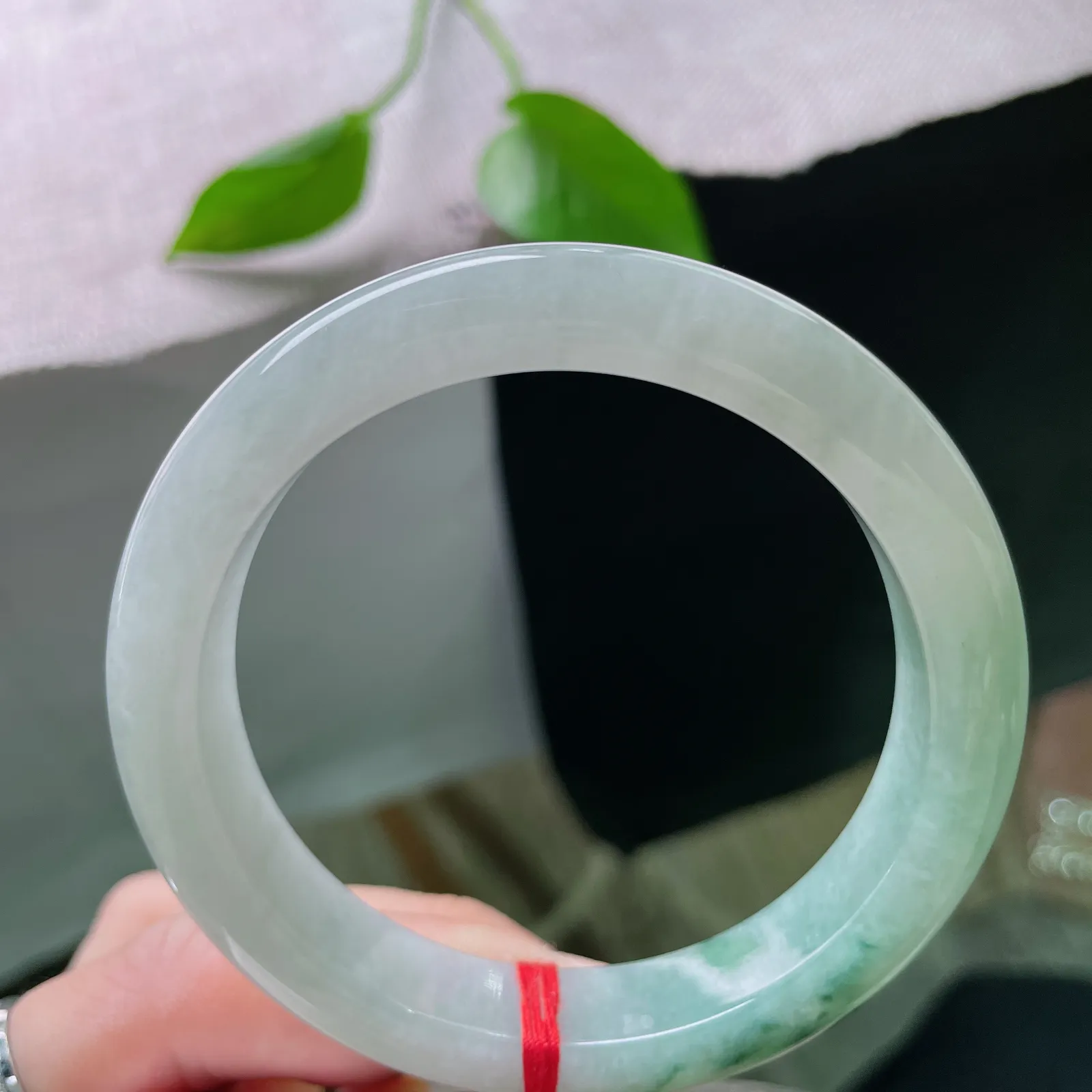 尺寸 57.6/12.2/8.8，飘花正圈，种老水足，清透质地衬得花形灵动。