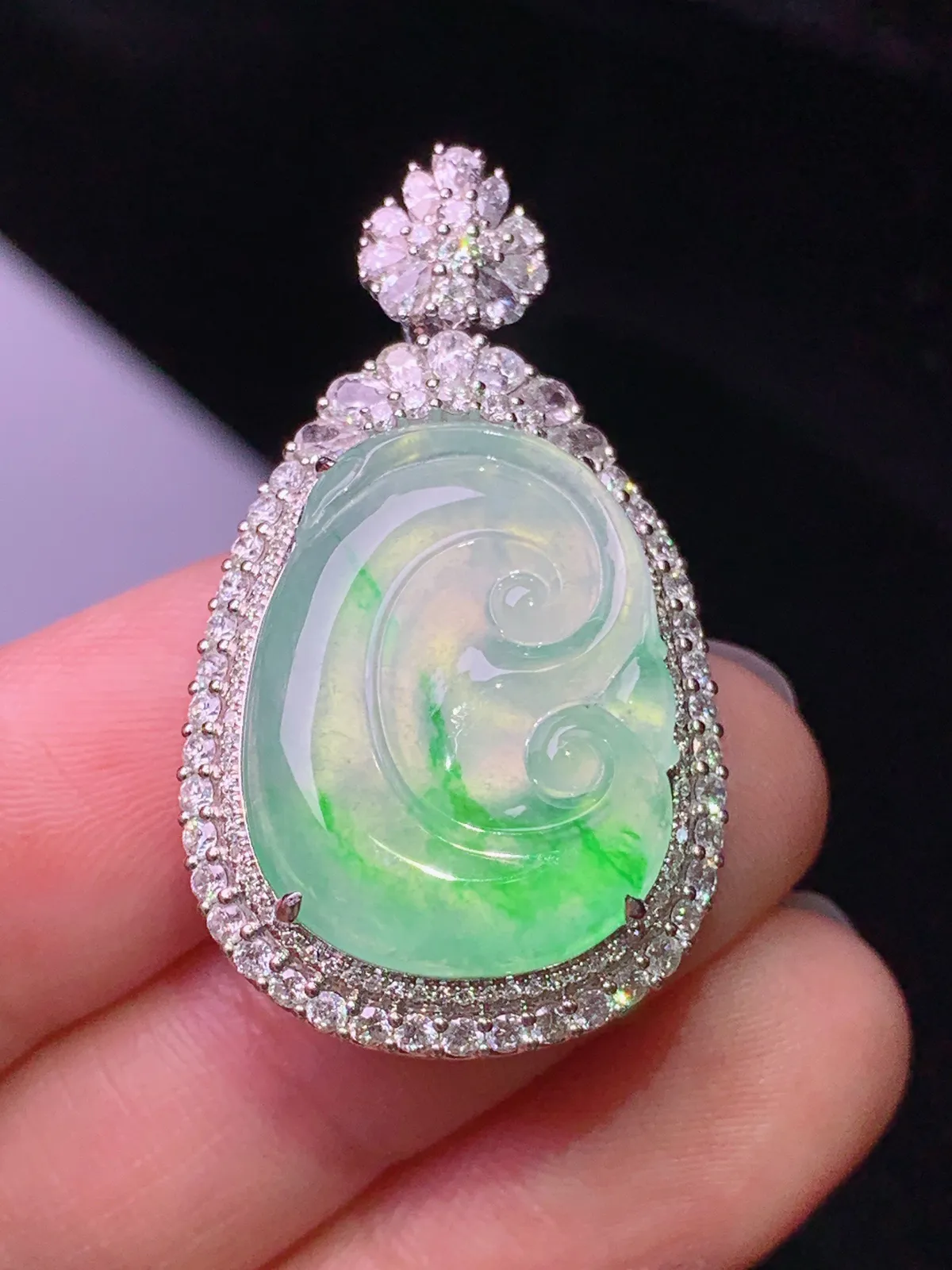 18k金钻镶嵌飘绿如意吊坠 玉质细腻 色泽艳丽清新 整体尺寸35.5*20.5*11.3