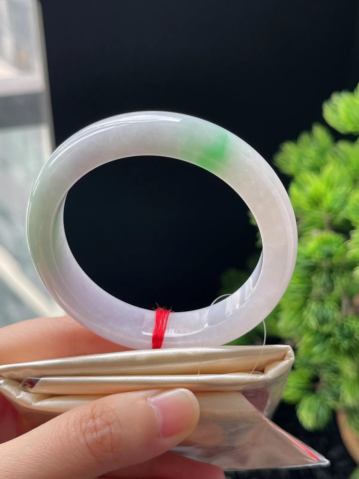 正圈52.7圈口，翡翠糯化种飘绿淡春彩手镯