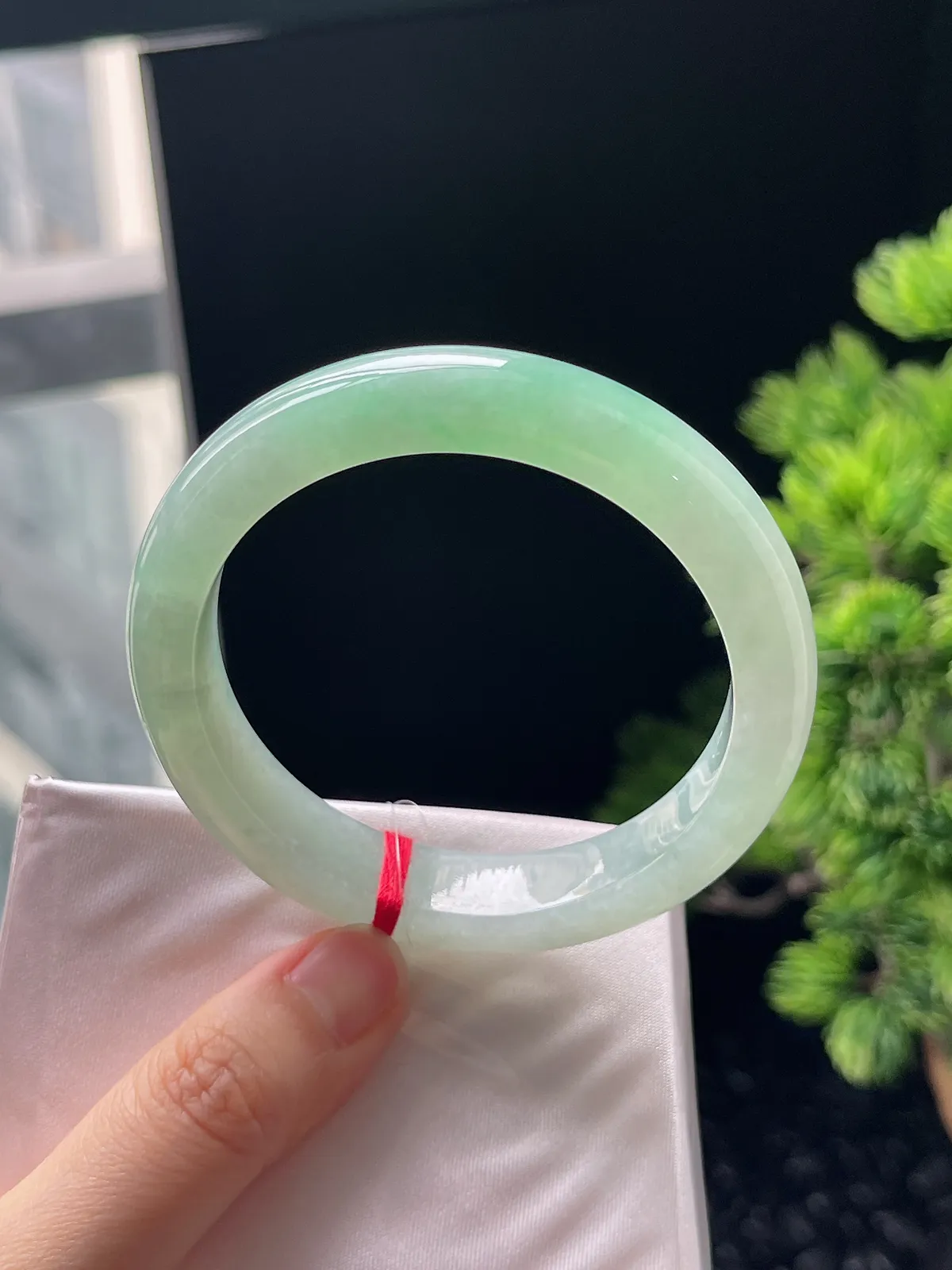 正圈55.9圈口，翡翠冰糯种浅绿色手镯