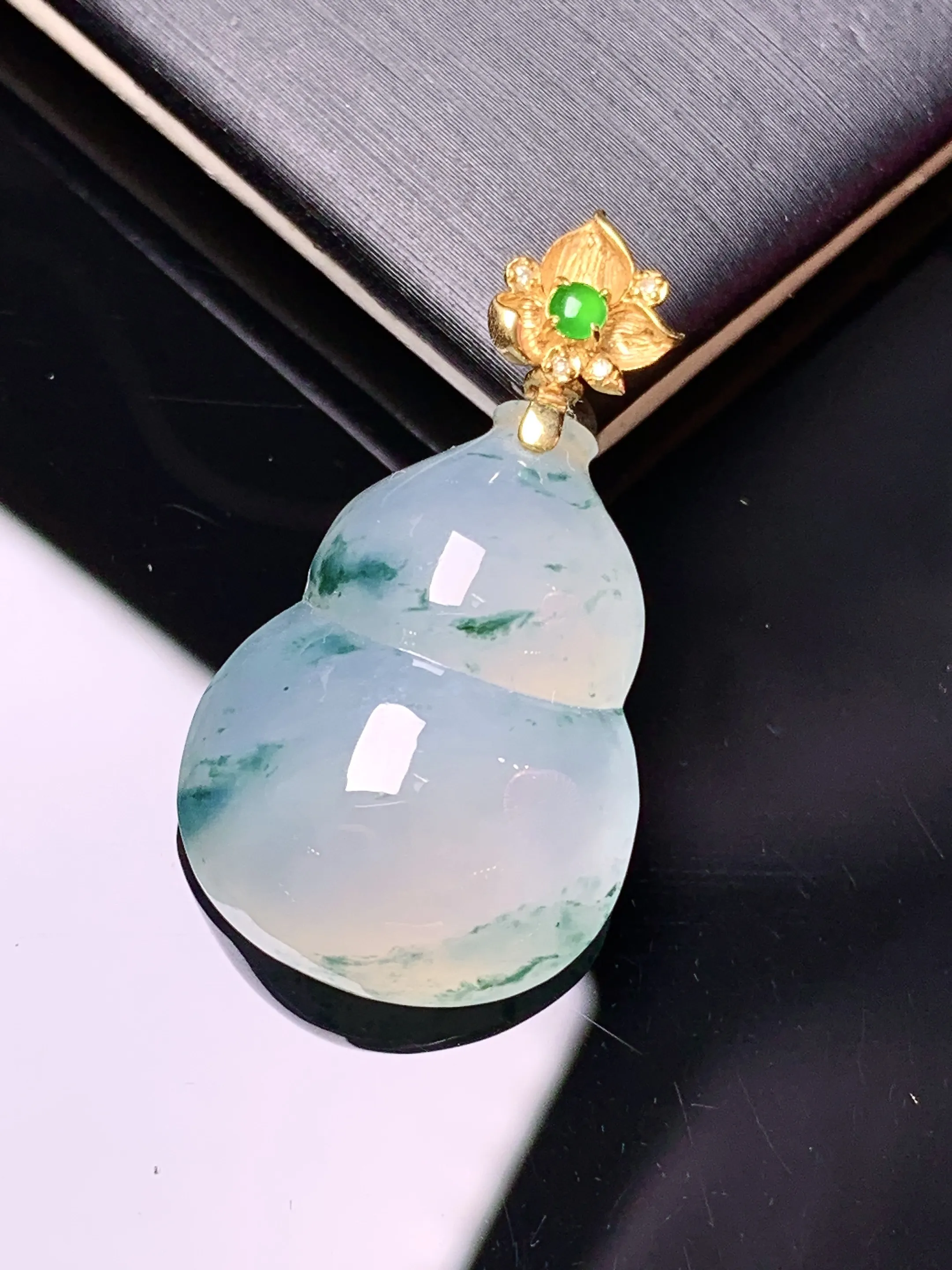 18k金钻镶嵌冰种飘绿葫芦吊坠 玉质细腻  色泽清新艳丽 整体尺寸32.5*17.8*8.6