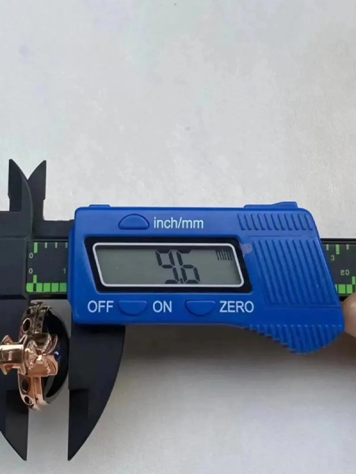 墨翠【大蛋面吊坠】18K金+南非钻镶嵌，细腻干净，黑度好、性价比高，雕工精湛，打灯透绿 裸石尺寸：24.2*