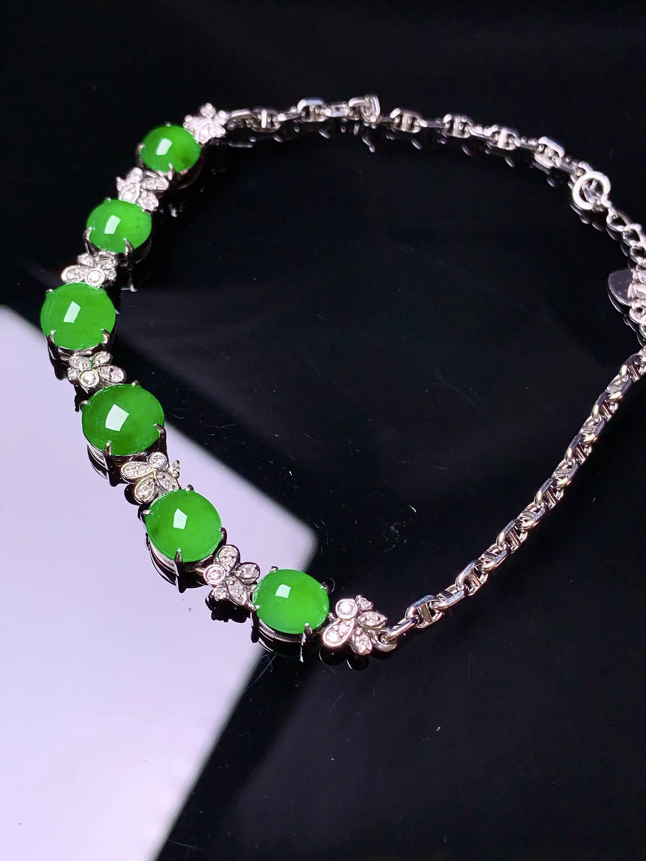 18k金钻镶嵌满绿蛋面手链 玉质细腻 色泽艳丽清新 整体尺寸70.8*6.8*4.3