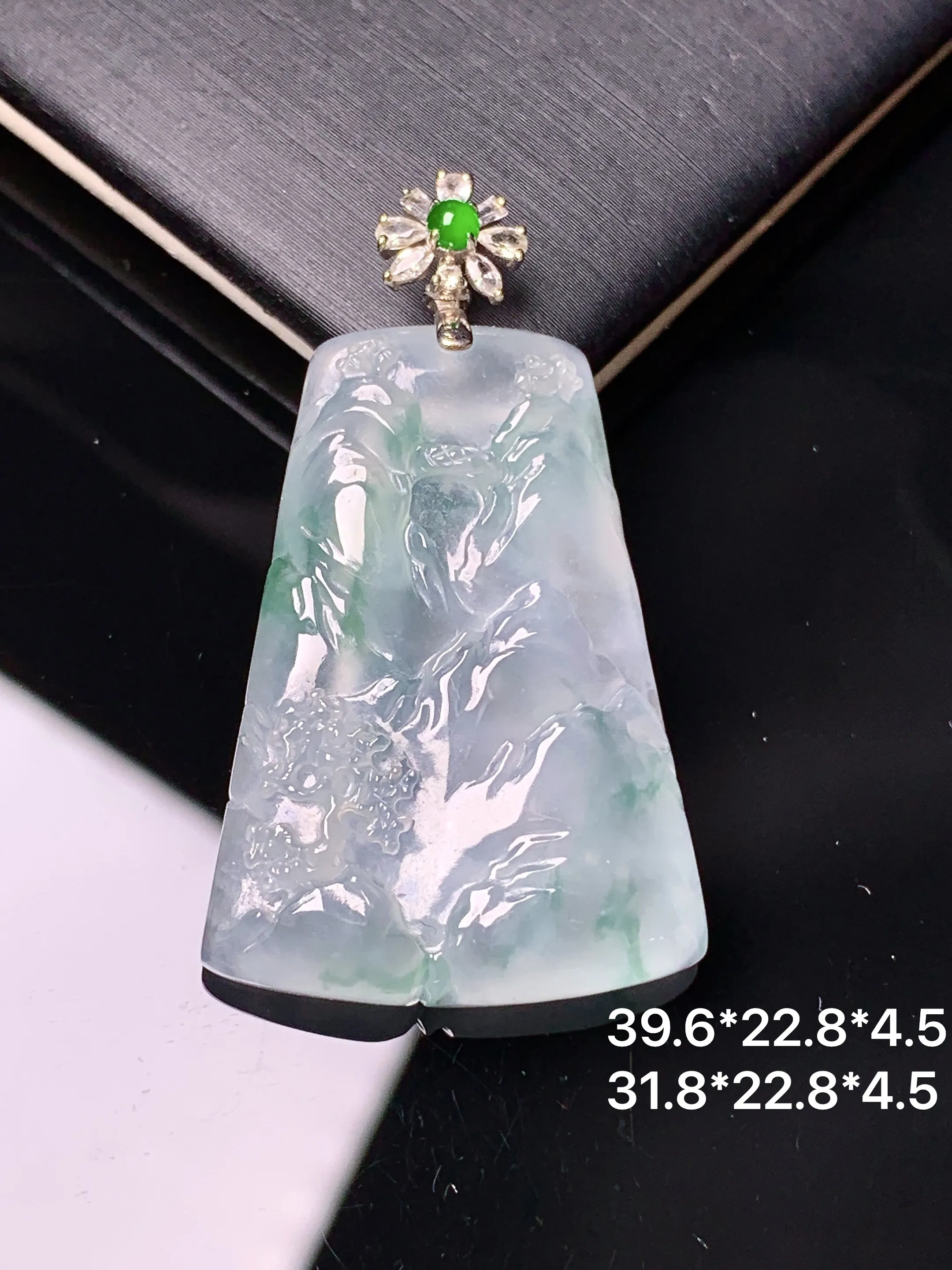 18k金钻镶嵌飘绿山水牌子吊坠 玉质细腻  色泽清新艳丽 整体尺寸39.6*22.8*4.5