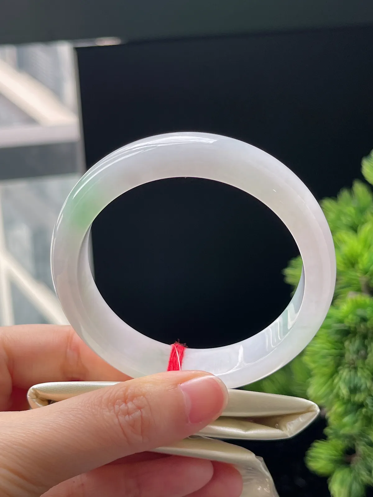 正圈57.3圈口，翡翠冰糯种飘绿手镯