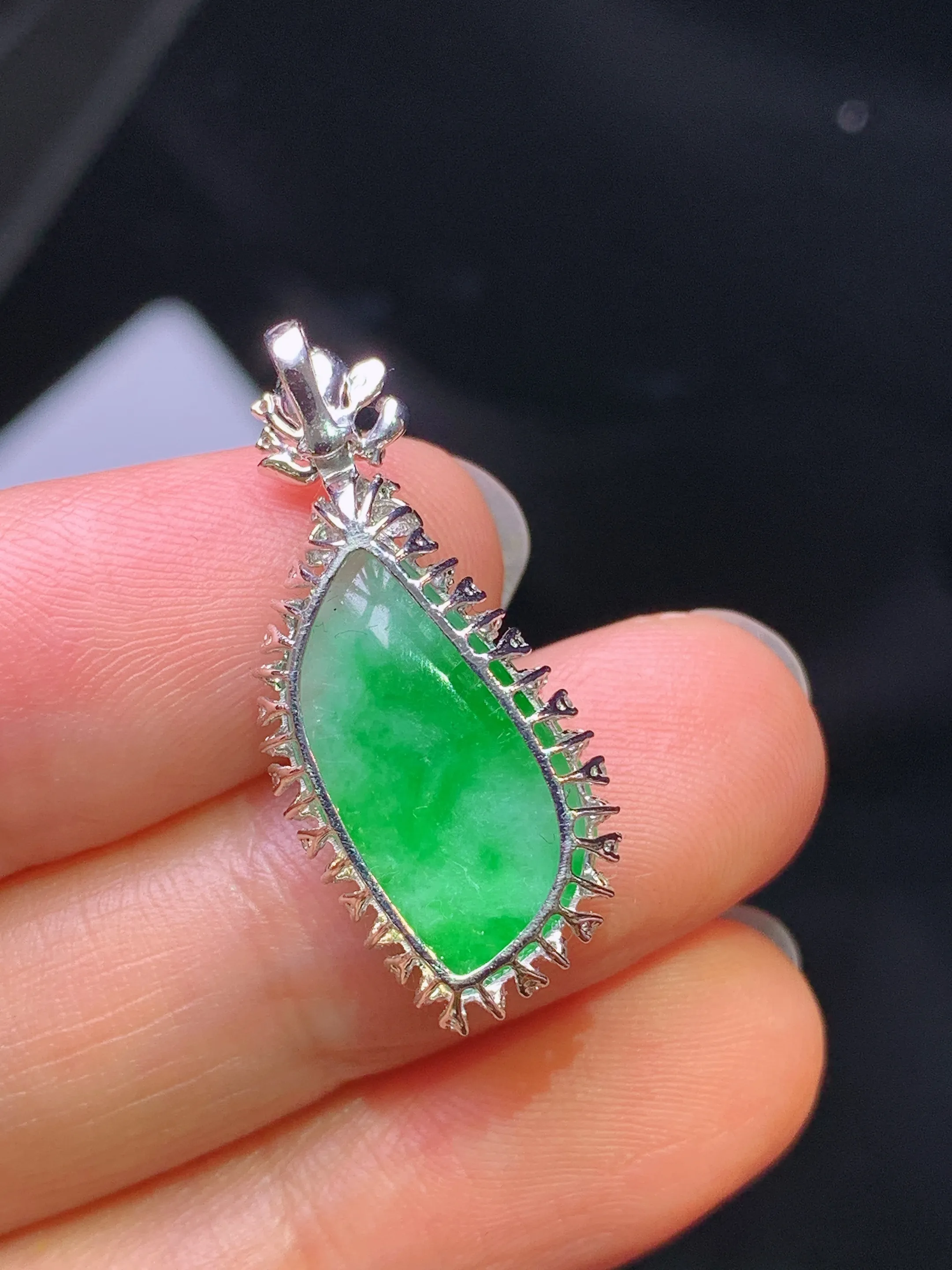 18k金钻镶嵌翠绿随形吊坠 玉质细腻  色泽清新艳丽 整体尺寸27.8*12.2*7.3