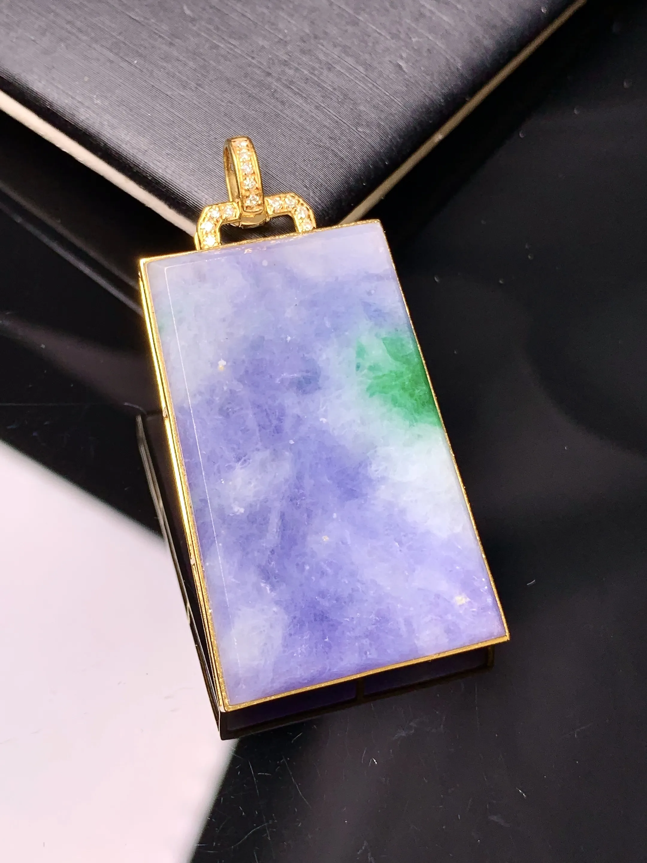 18k金钻镶嵌紫罗兰飘绿无事牌吊坠 玉质细腻 色泽艳丽清新 整体尺寸47.8*22.2*5.5