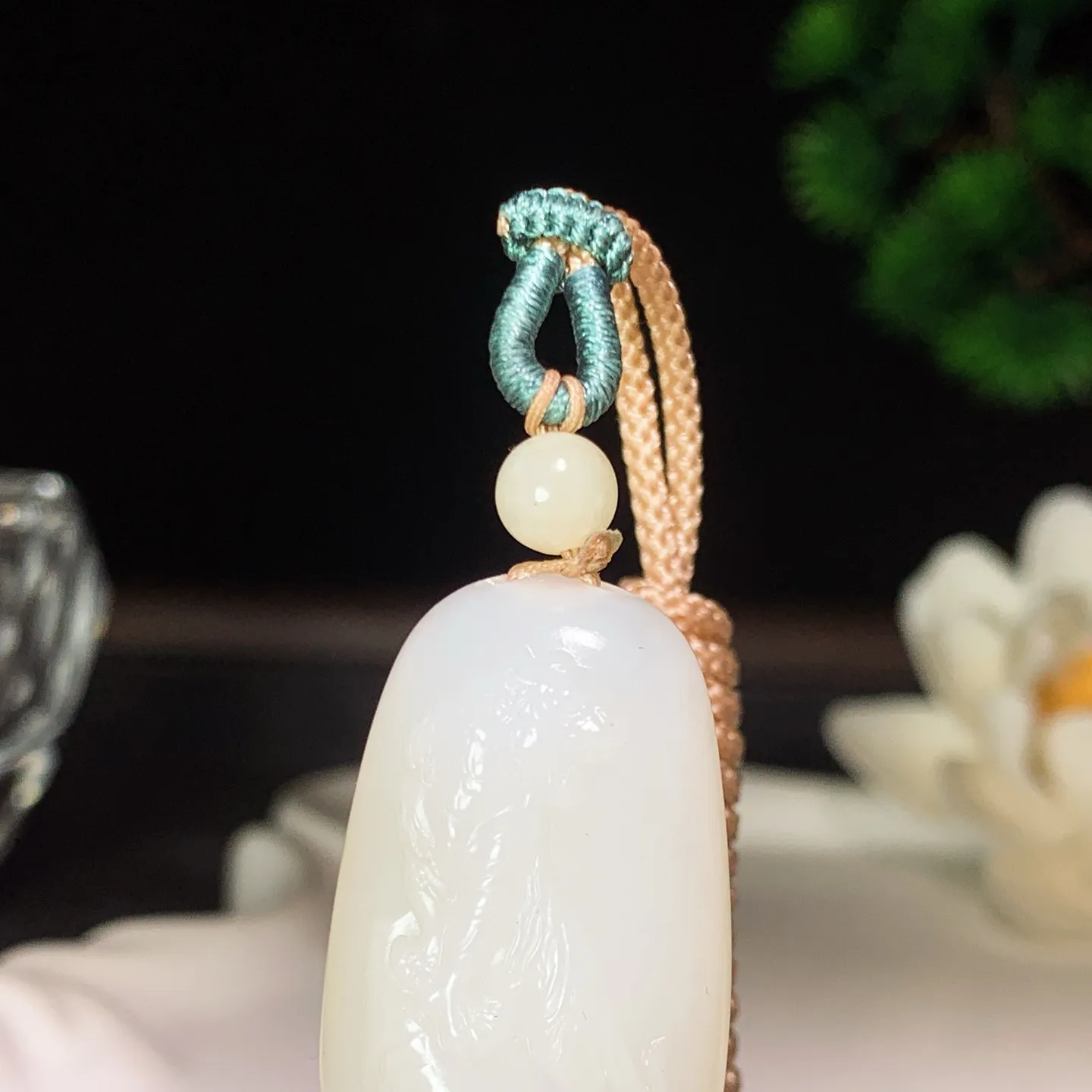 和田玉白玉上山虎挂件 尺寸31/19/10重13克。玉质细腻油润。手推出油。品相大气 lt260204