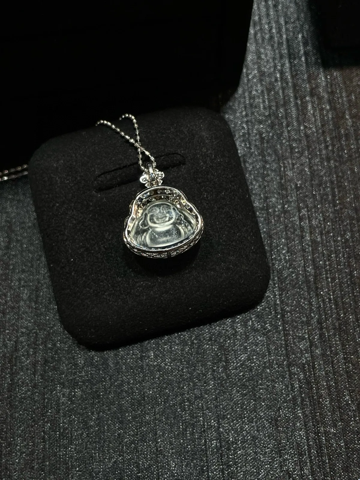 起胶起刚小佛公吊坠

18k金配钻镶嵌