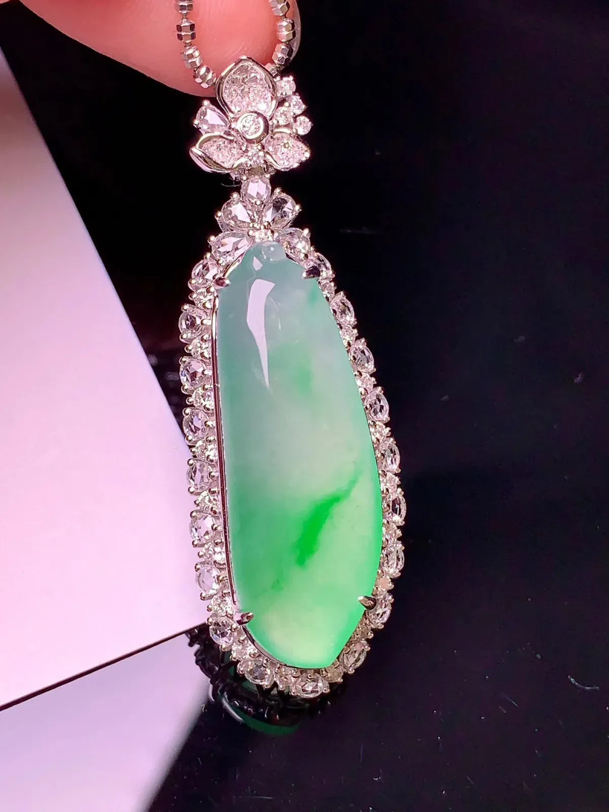 18k金钻镶嵌冰种飘绿福瓜吊坠 玉质细腻 色泽艳丽 整体尺寸42.3*14.5*10.5