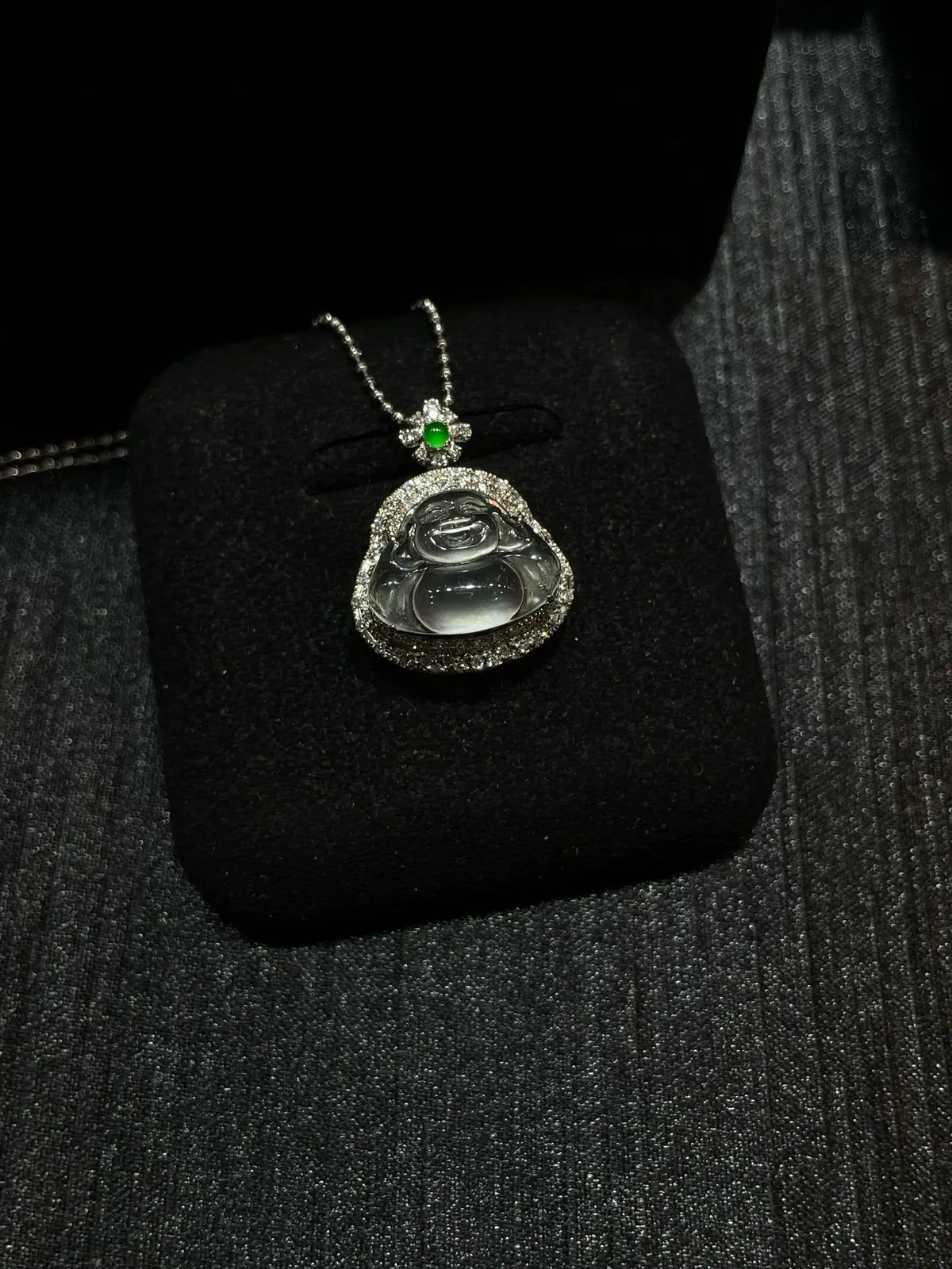 起胶起刚小佛公吊坠

18k金配钻镶嵌