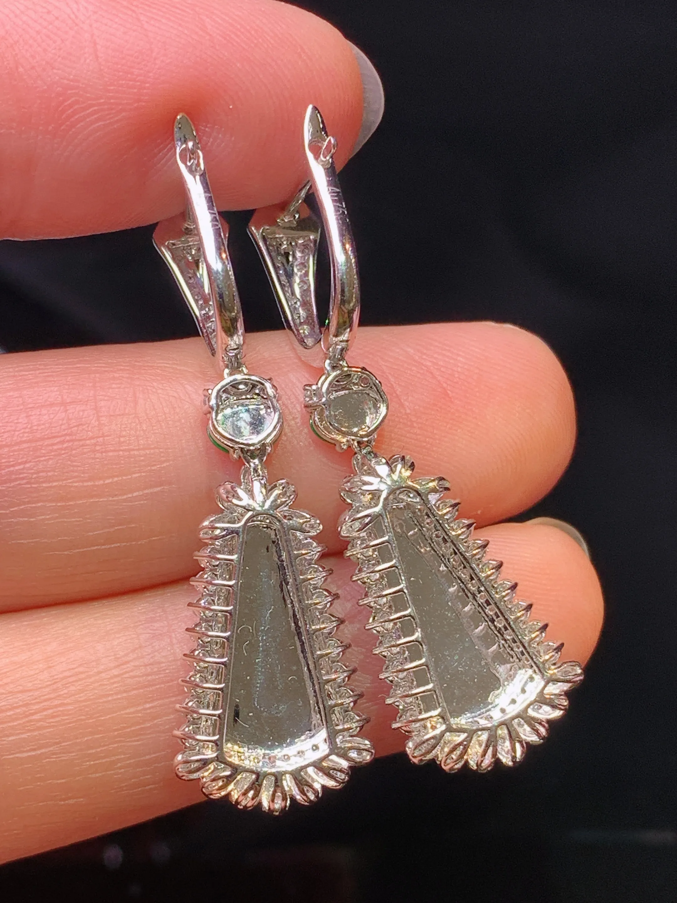 18k金钻镶嵌翠绿无事牌耳坠 玉质细腻 色泽艳丽清新 整体尺寸39.2*11.5*5.5